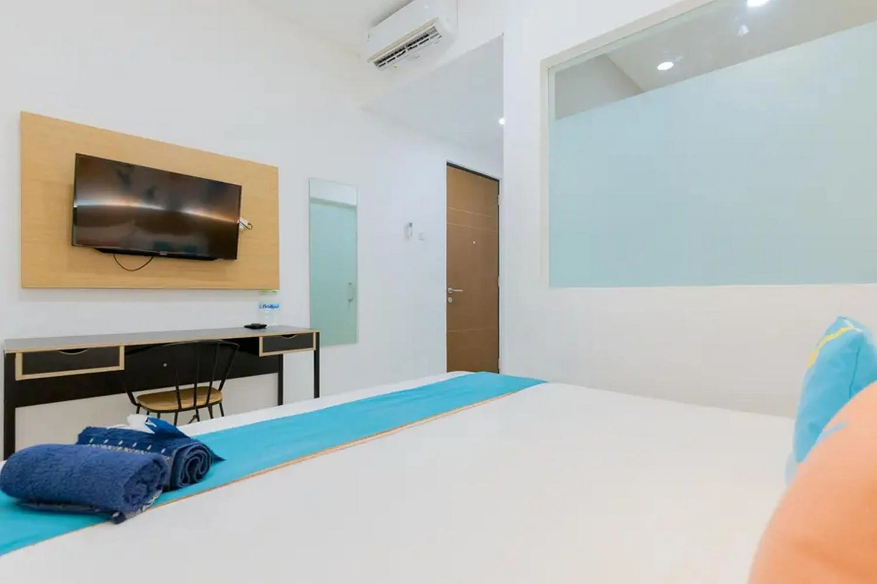 Bed in Sans Hotel Box Mansion Surabaya by RedDoorz