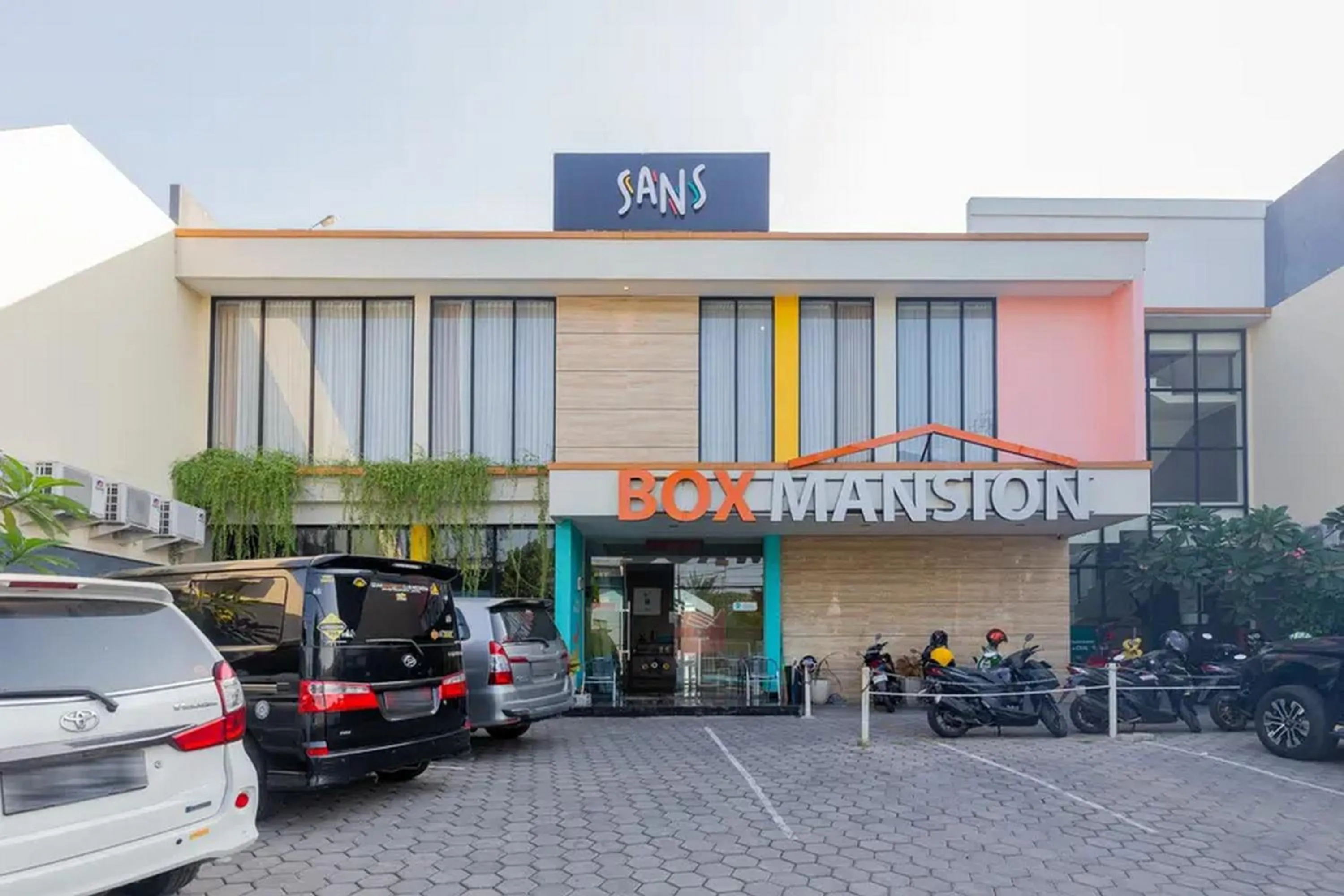 Property building in Sans Hotel Box Mansion Surabaya by RedDoorz