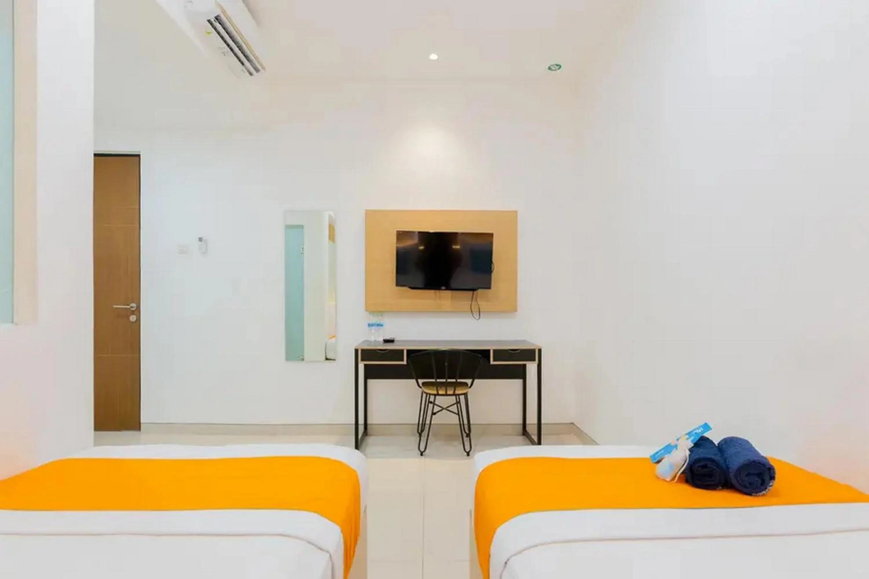 Bed in Sans Hotel Box Mansion Surabaya by RedDoorz