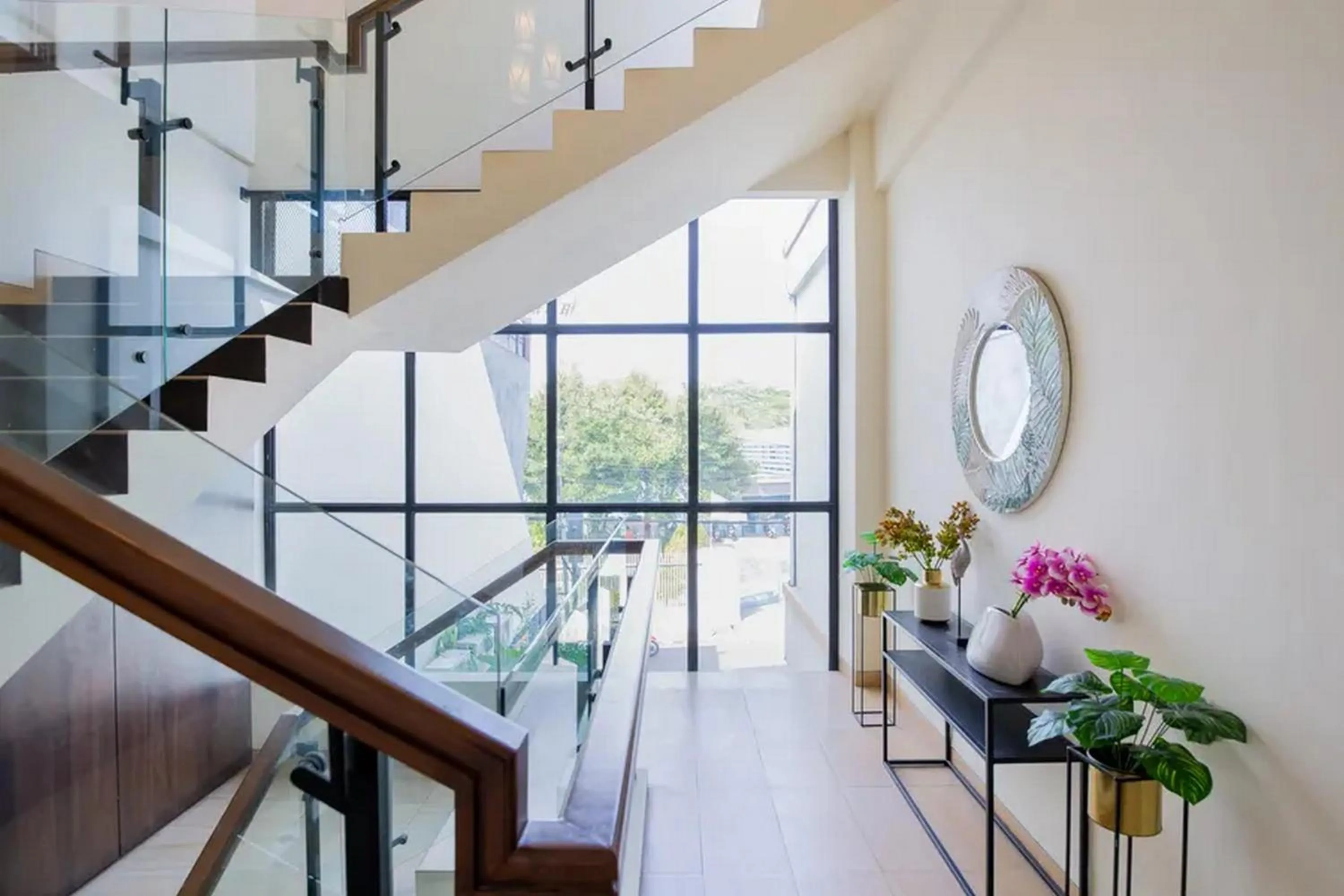 Property building in Sans Hotel Box Mansion Surabaya by RedDoorz