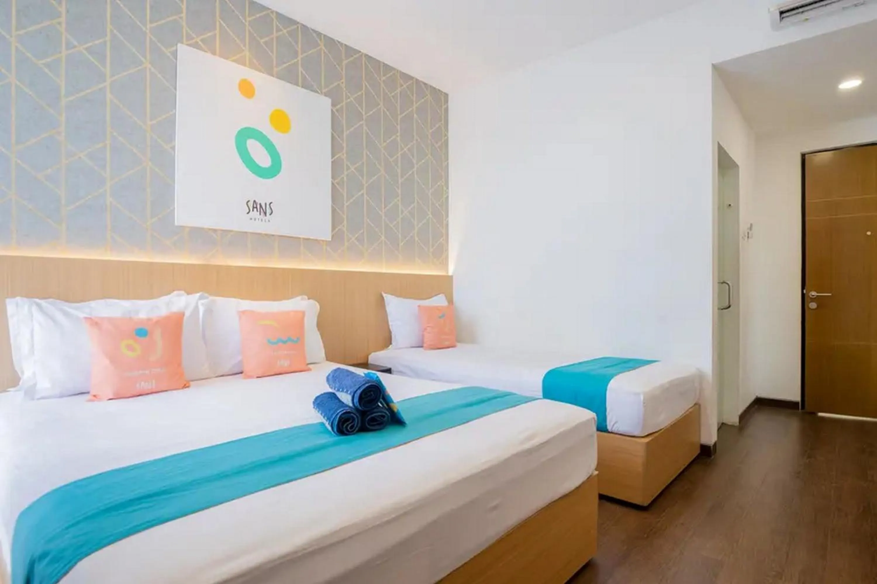 Bed in Sans Hotel Box Mansion Surabaya by RedDoorz