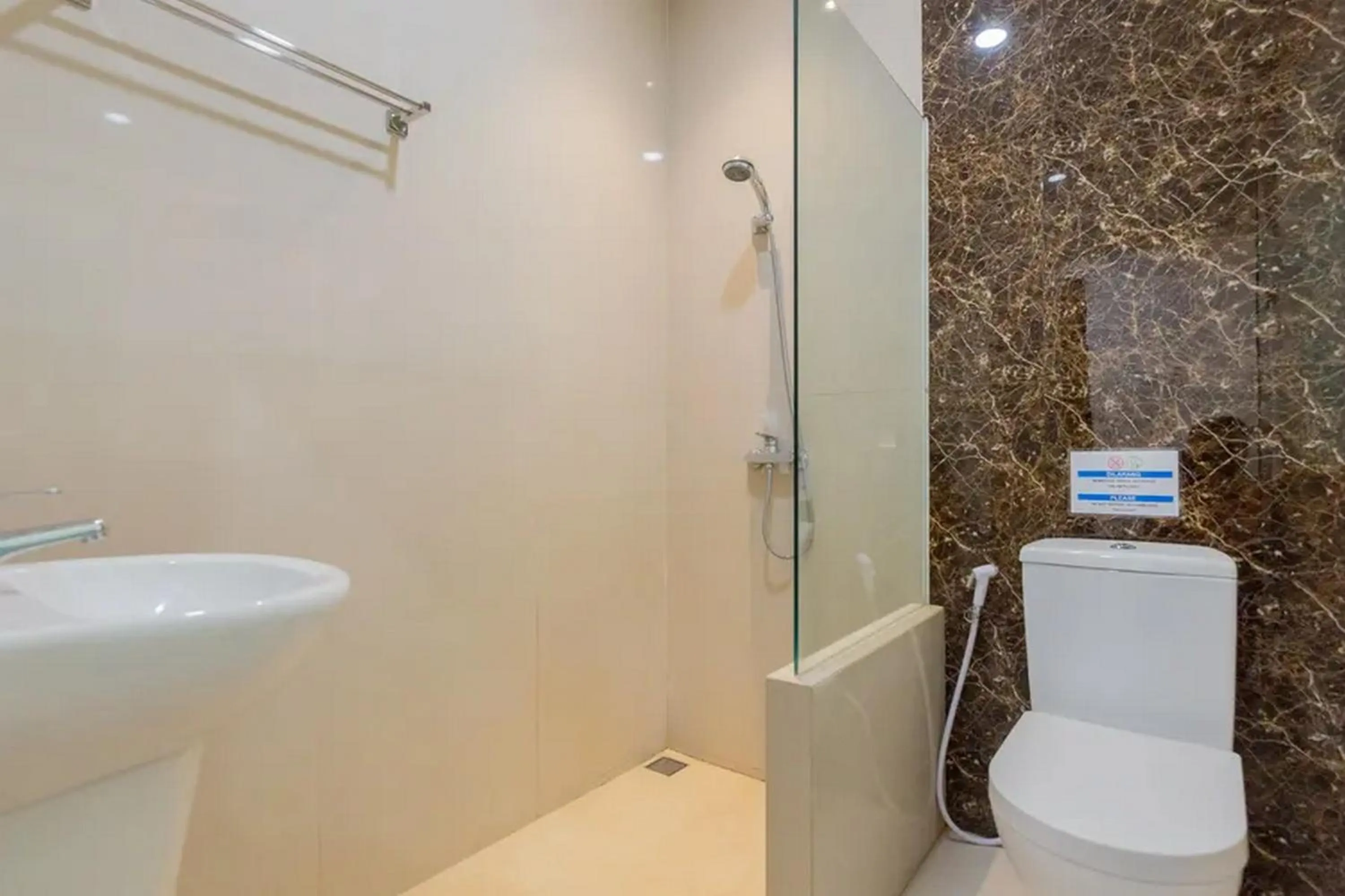 Bathroom in Sans Hotel Box Mansion Surabaya by RedDoorz