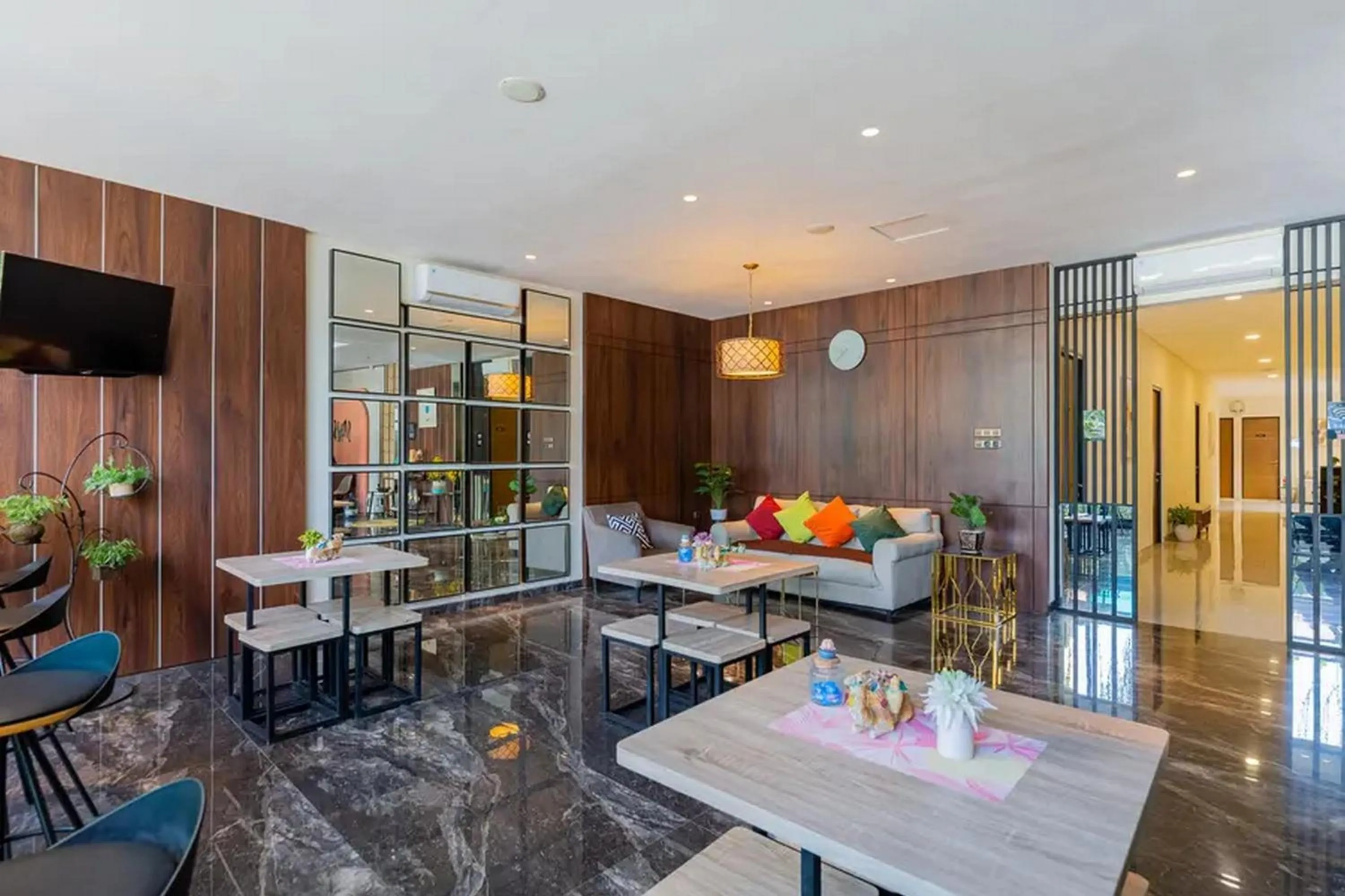 Lobby or reception in Sans Hotel Box Mansion Surabaya by RedDoorz