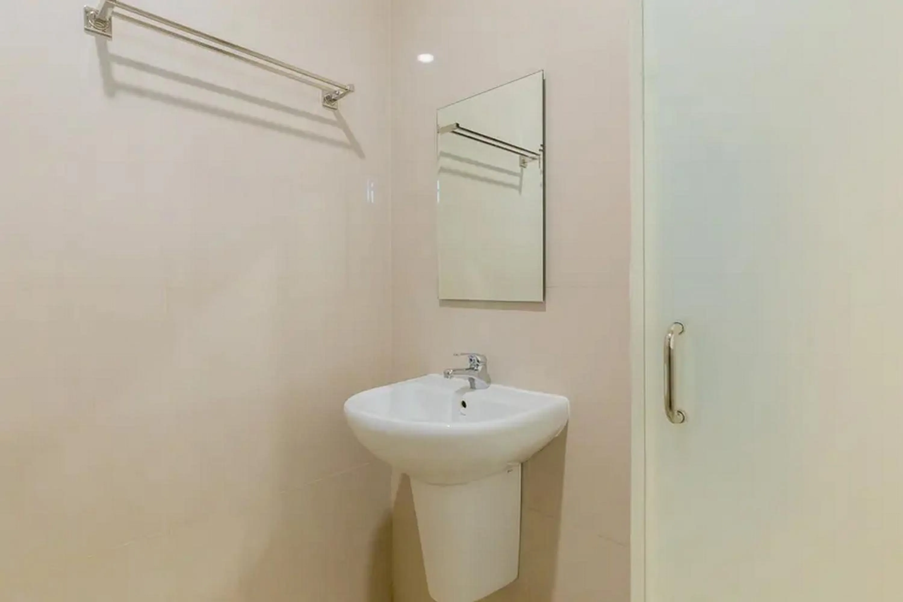 Bathroom in Sans Hotel Box Mansion Surabaya by RedDoorz