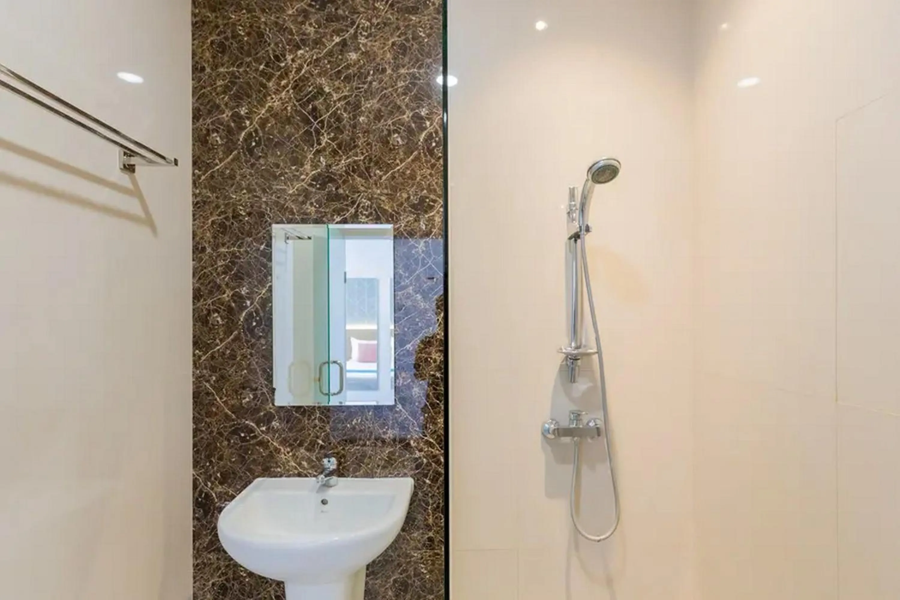 Bathroom in Sans Hotel Box Mansion Surabaya by RedDoorz