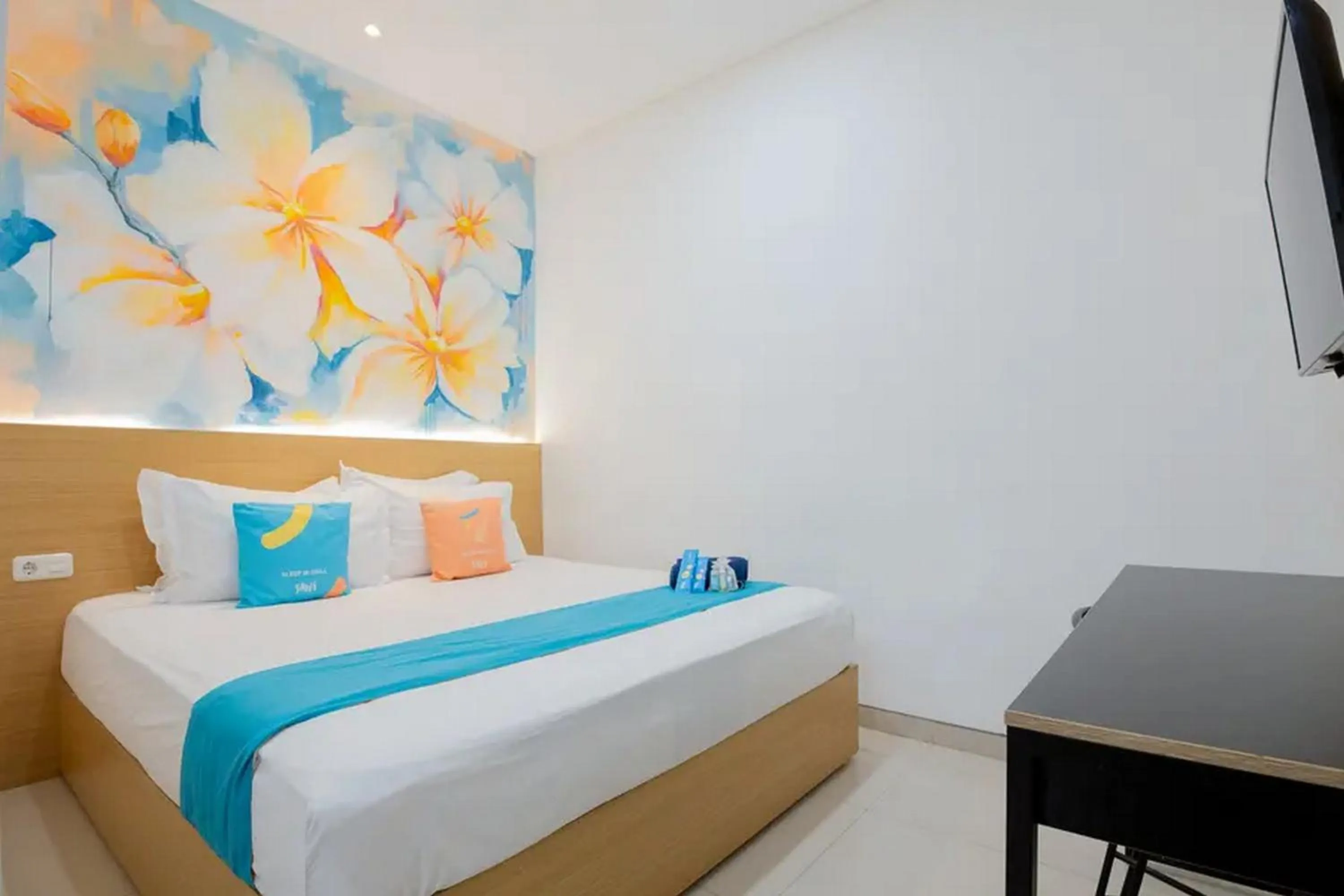 Bed in Sans Hotel Box Mansion Surabaya by RedDoorz