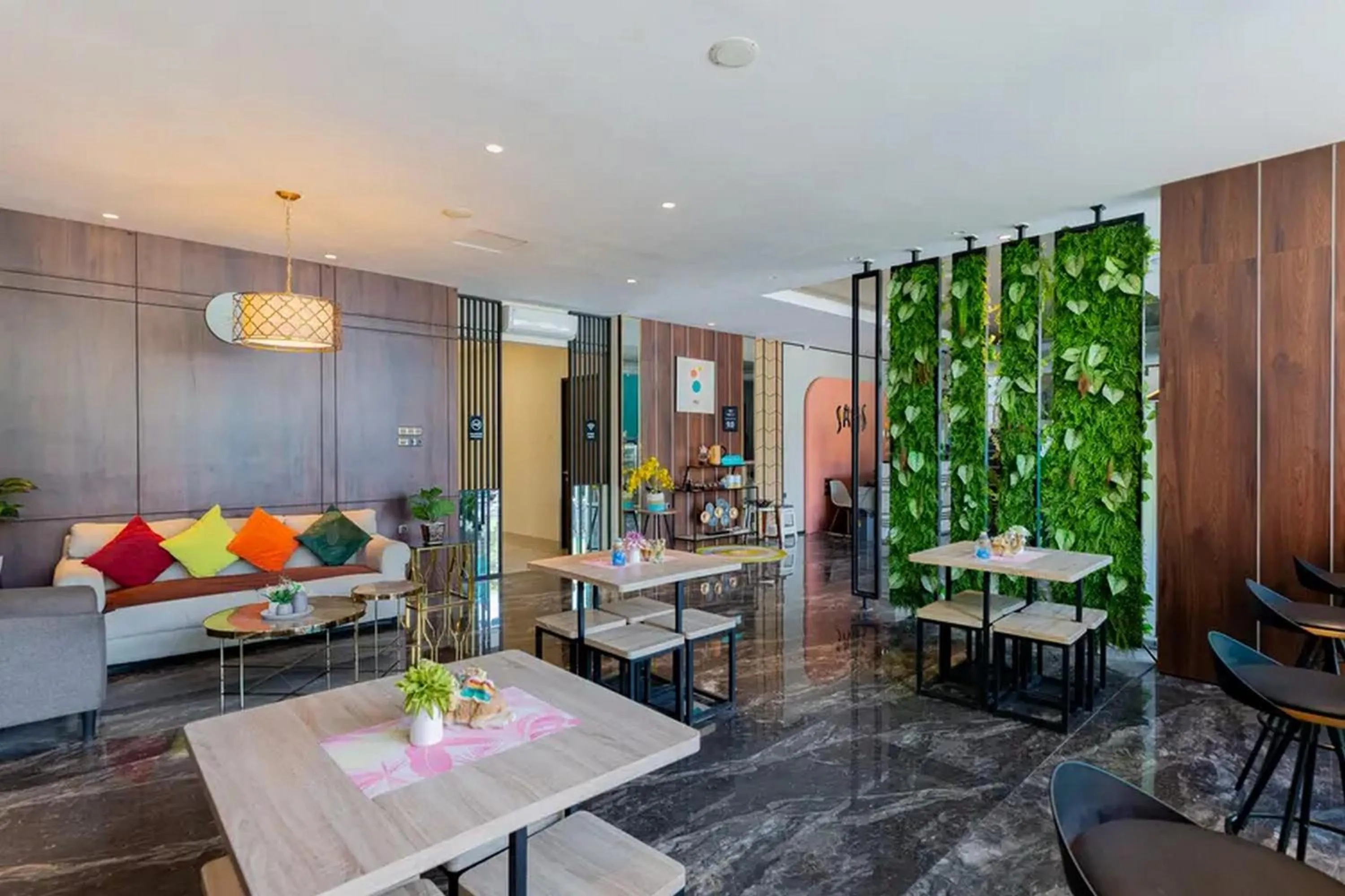 Lobby or reception in Sans Hotel Box Mansion Surabaya by RedDoorz