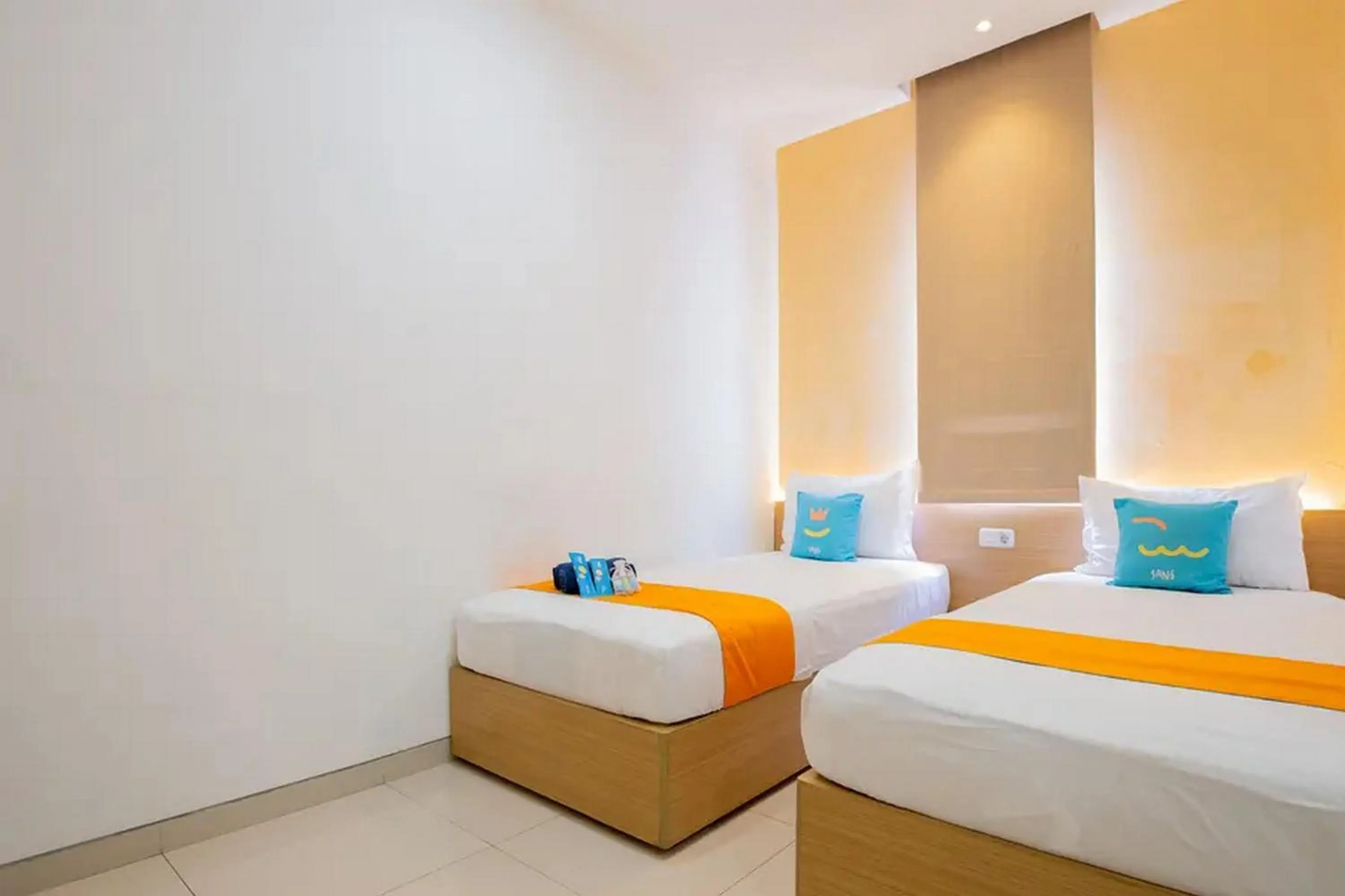 Bed in Sans Hotel Box Mansion Surabaya by RedDoorz
