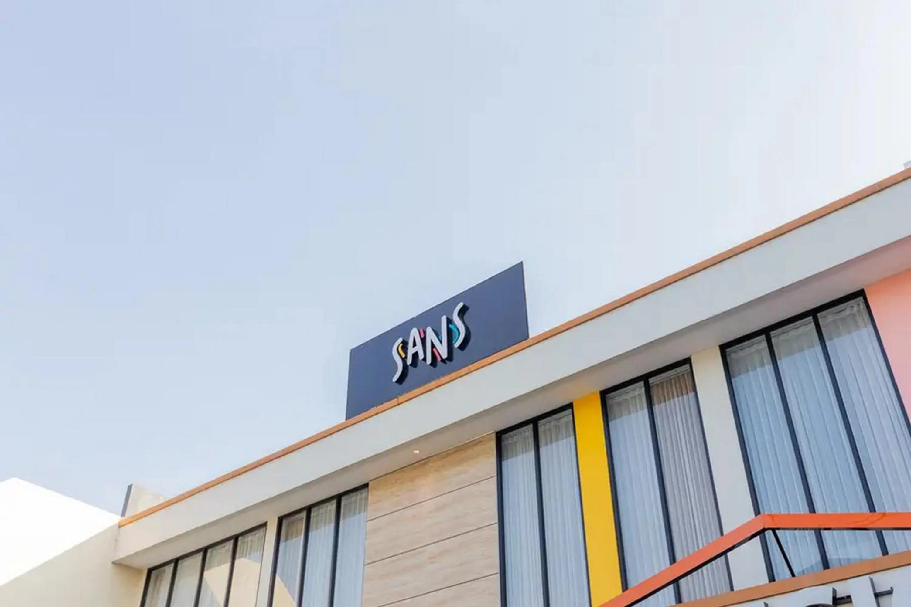 Property building in Sans Hotel Box Mansion Surabaya by RedDoorz