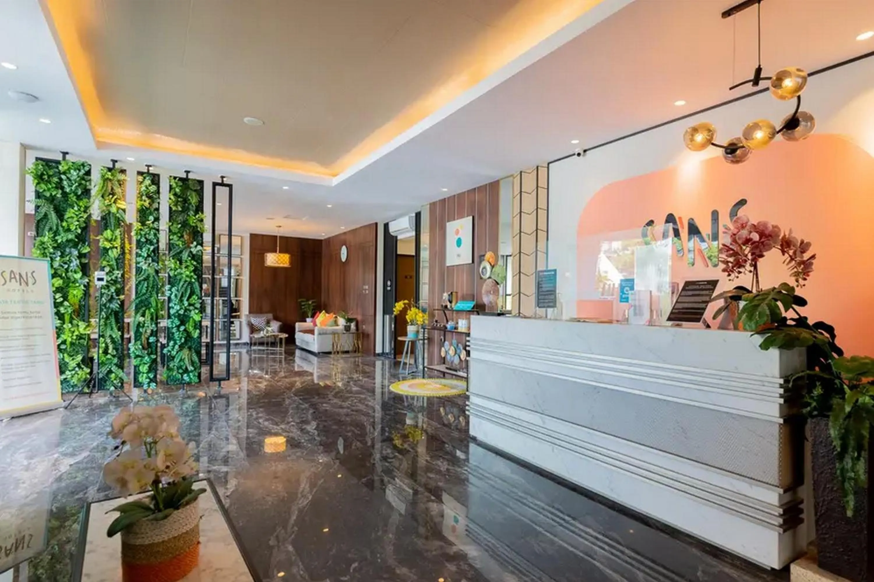 Lobby or reception in Sans Hotel Box Mansion Surabaya by RedDoorz