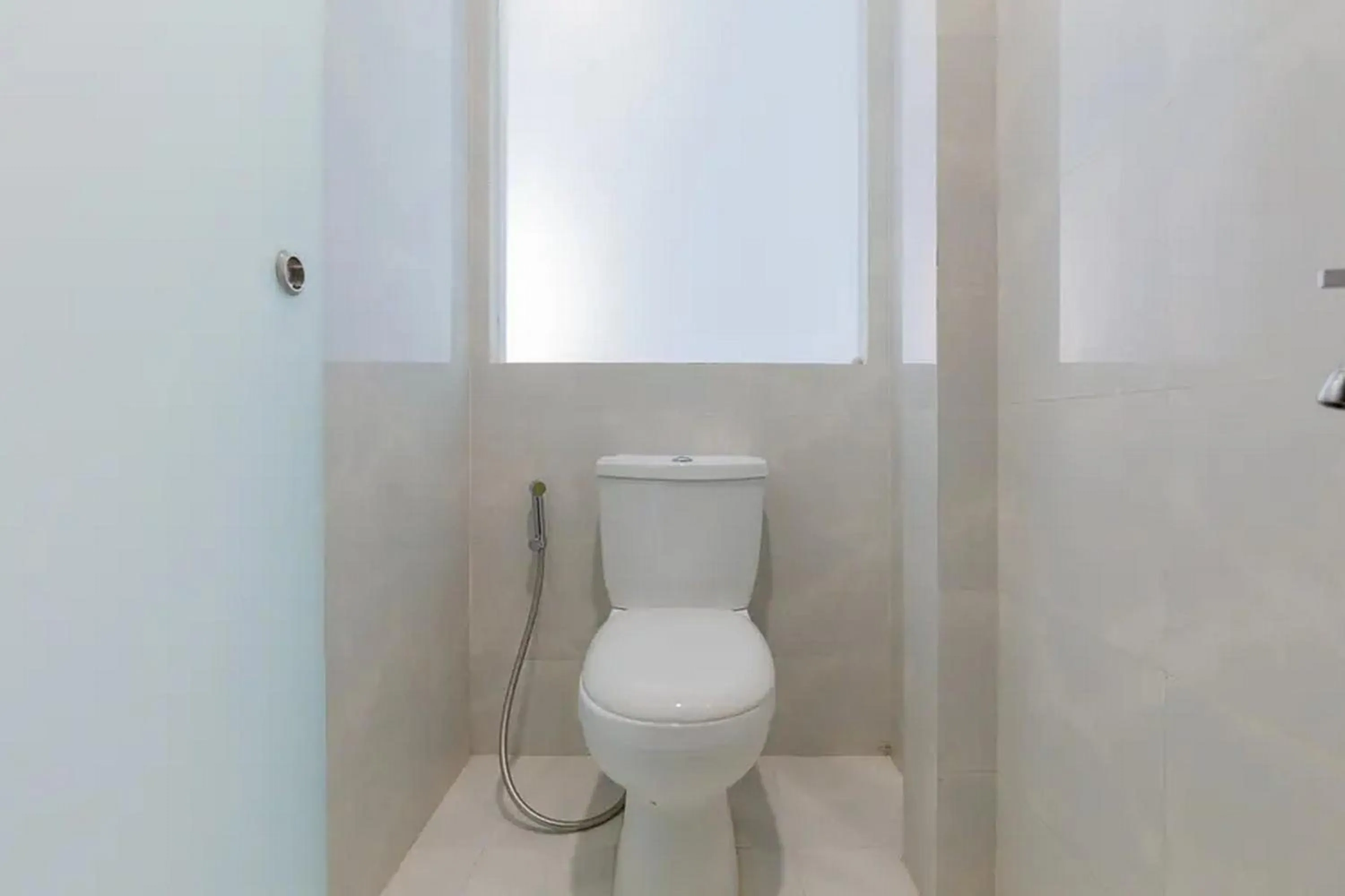 Bathroom in Sans Hotel Box Mansion Surabaya by RedDoorz