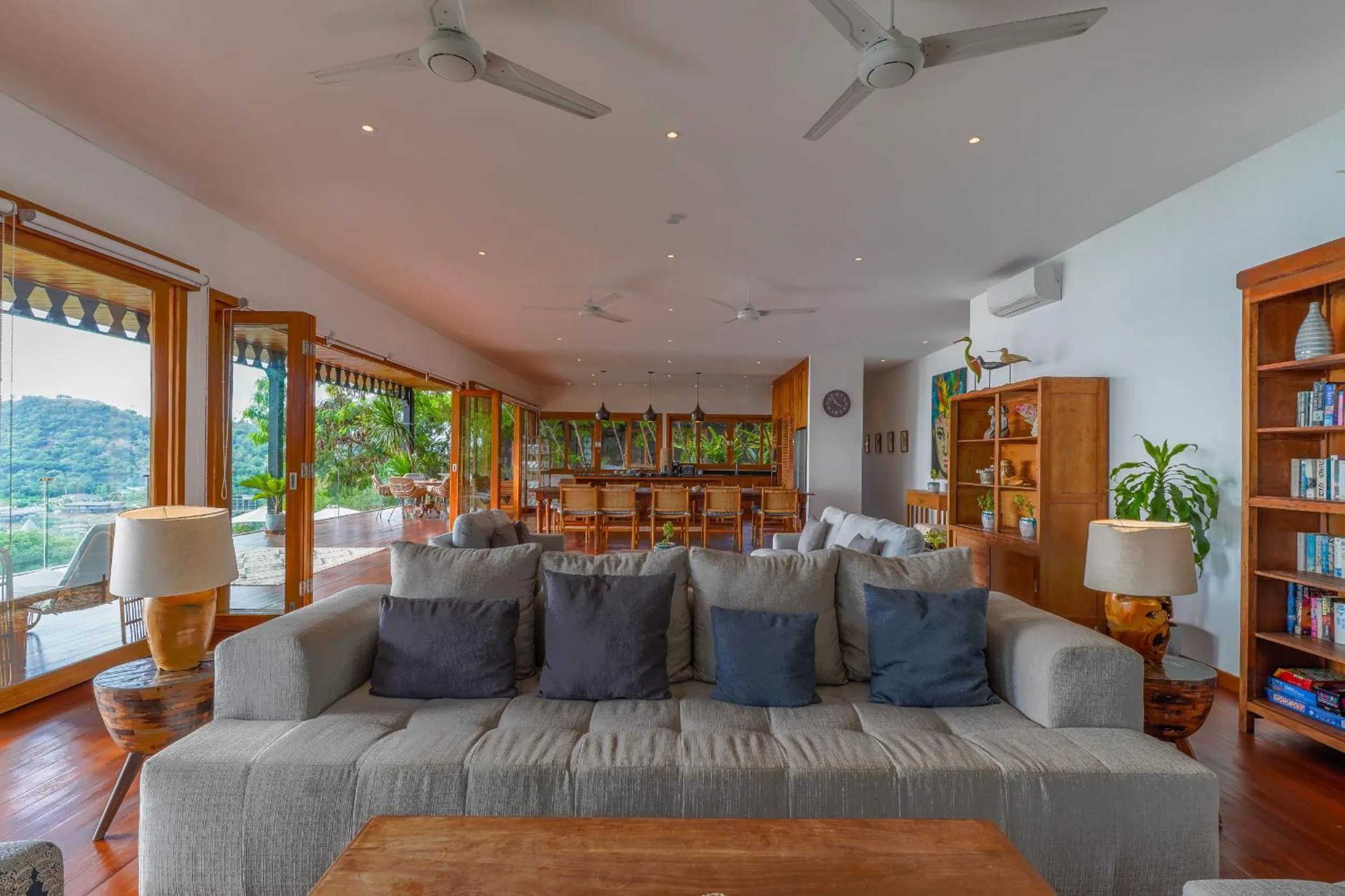 Paradise Garage Komodo Villa