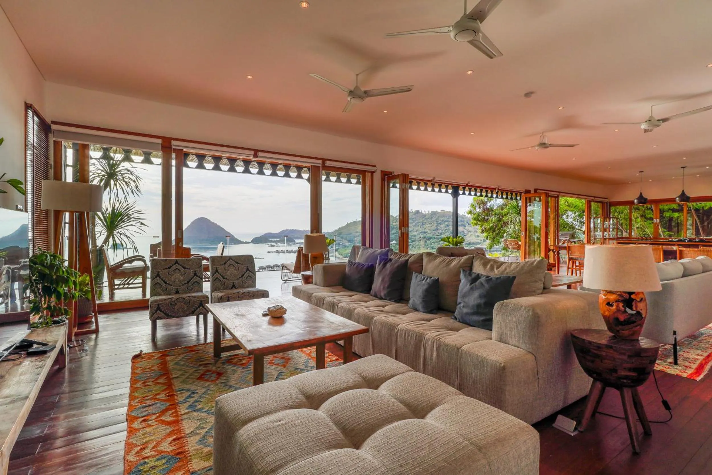 Paradise Garage Komodo Villa