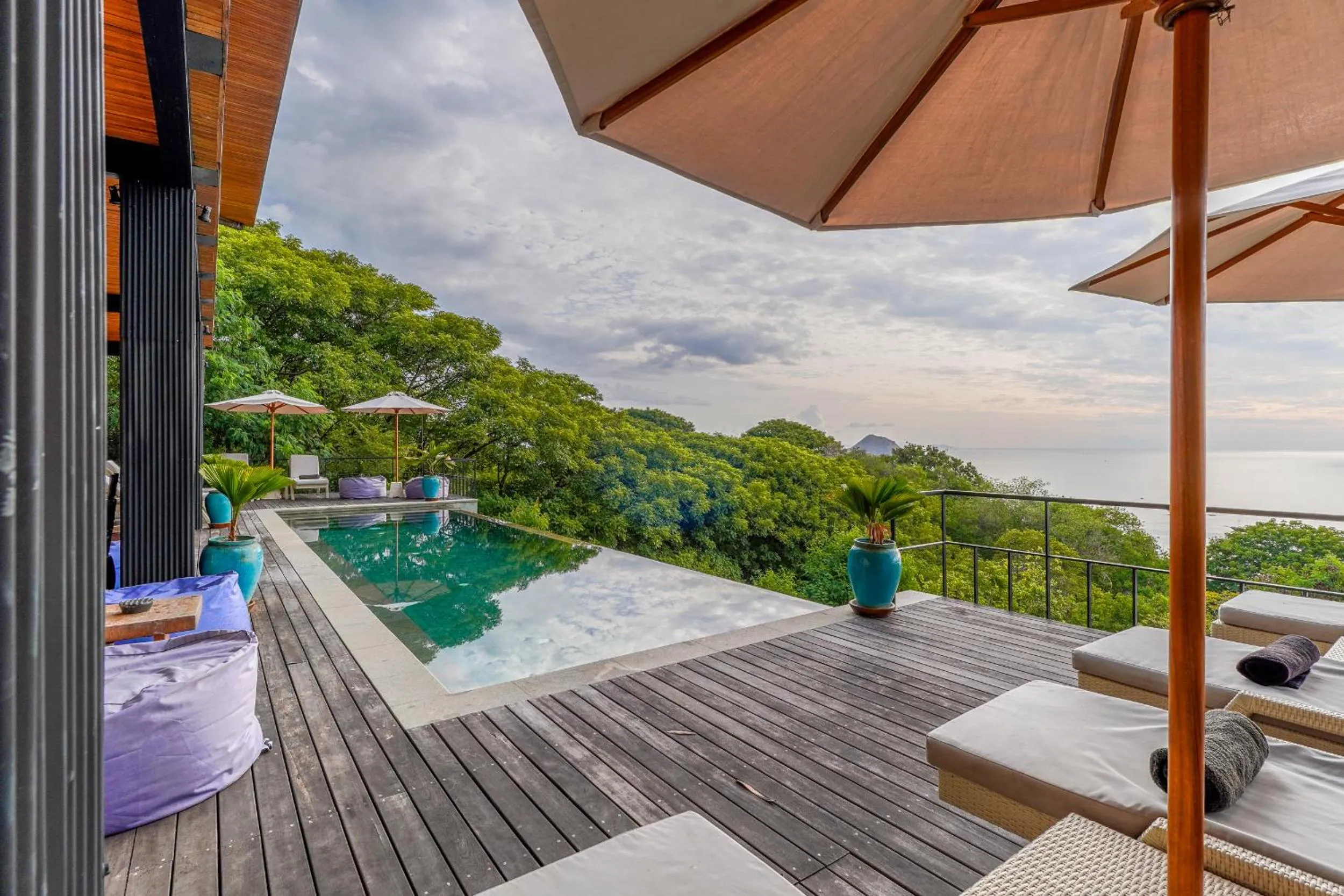 Paradise Garage Komodo Villa