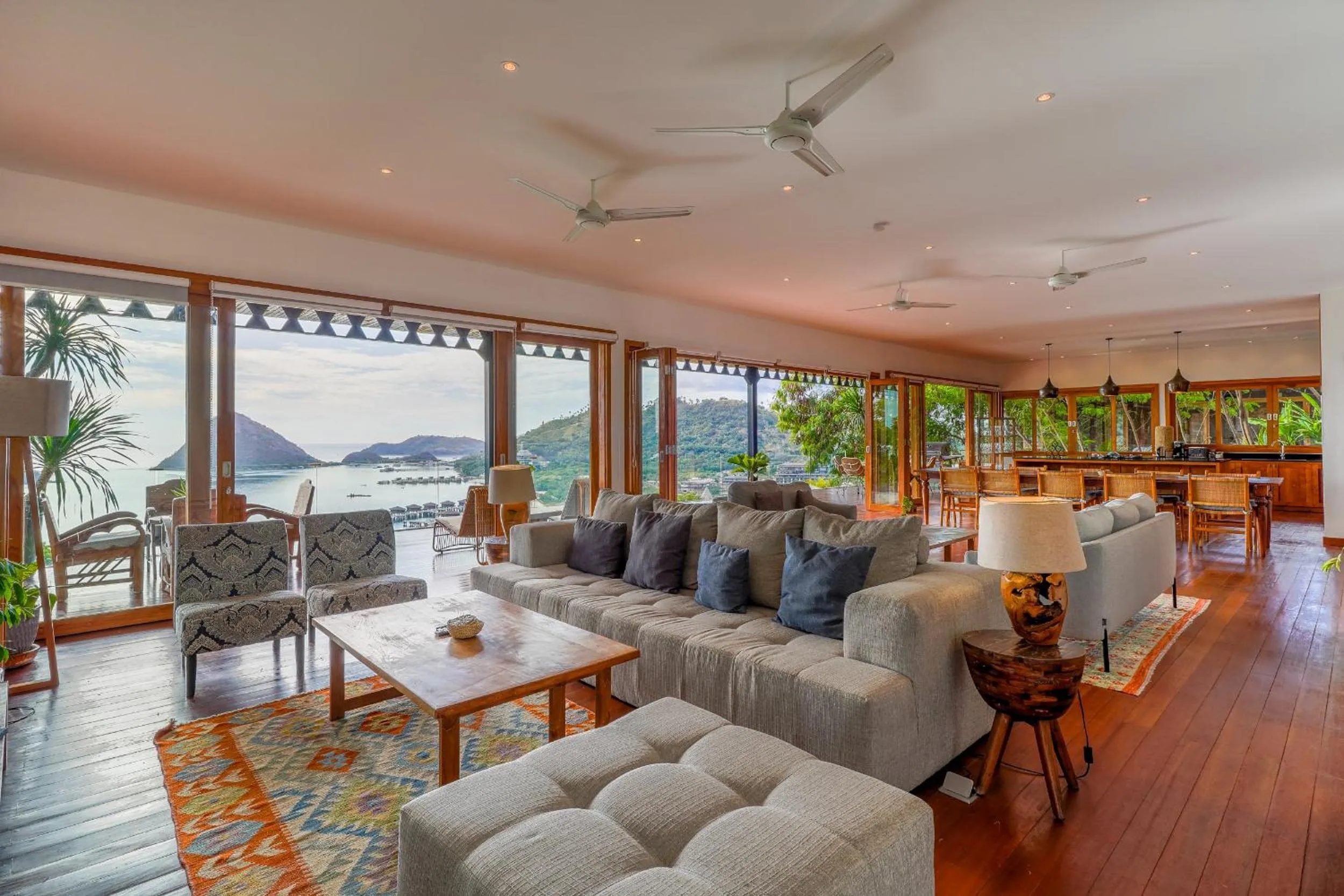 Paradise Garage Komodo Villa