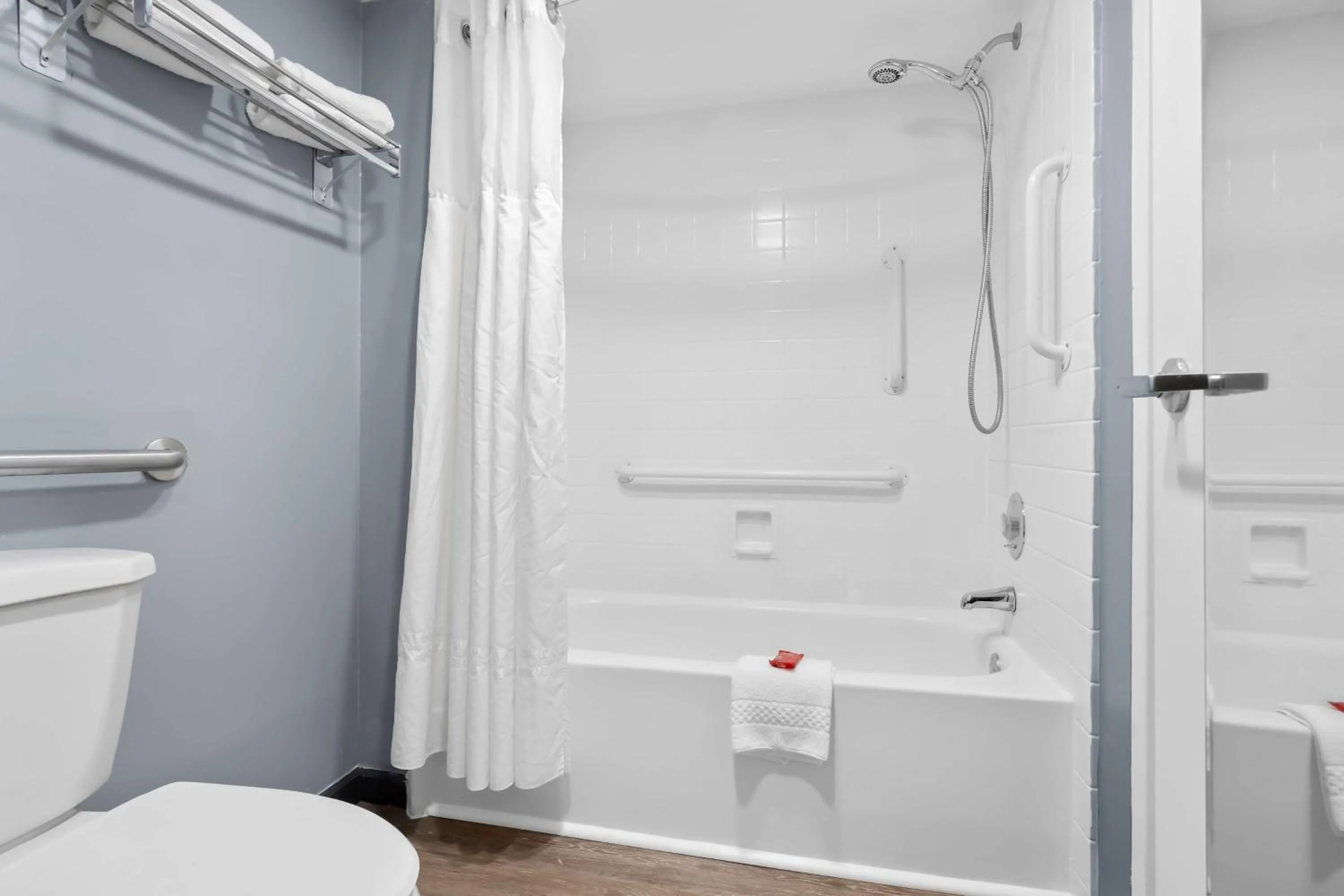 Bathroom in Brandywine Valley Inn SureStay Plus by Best Western