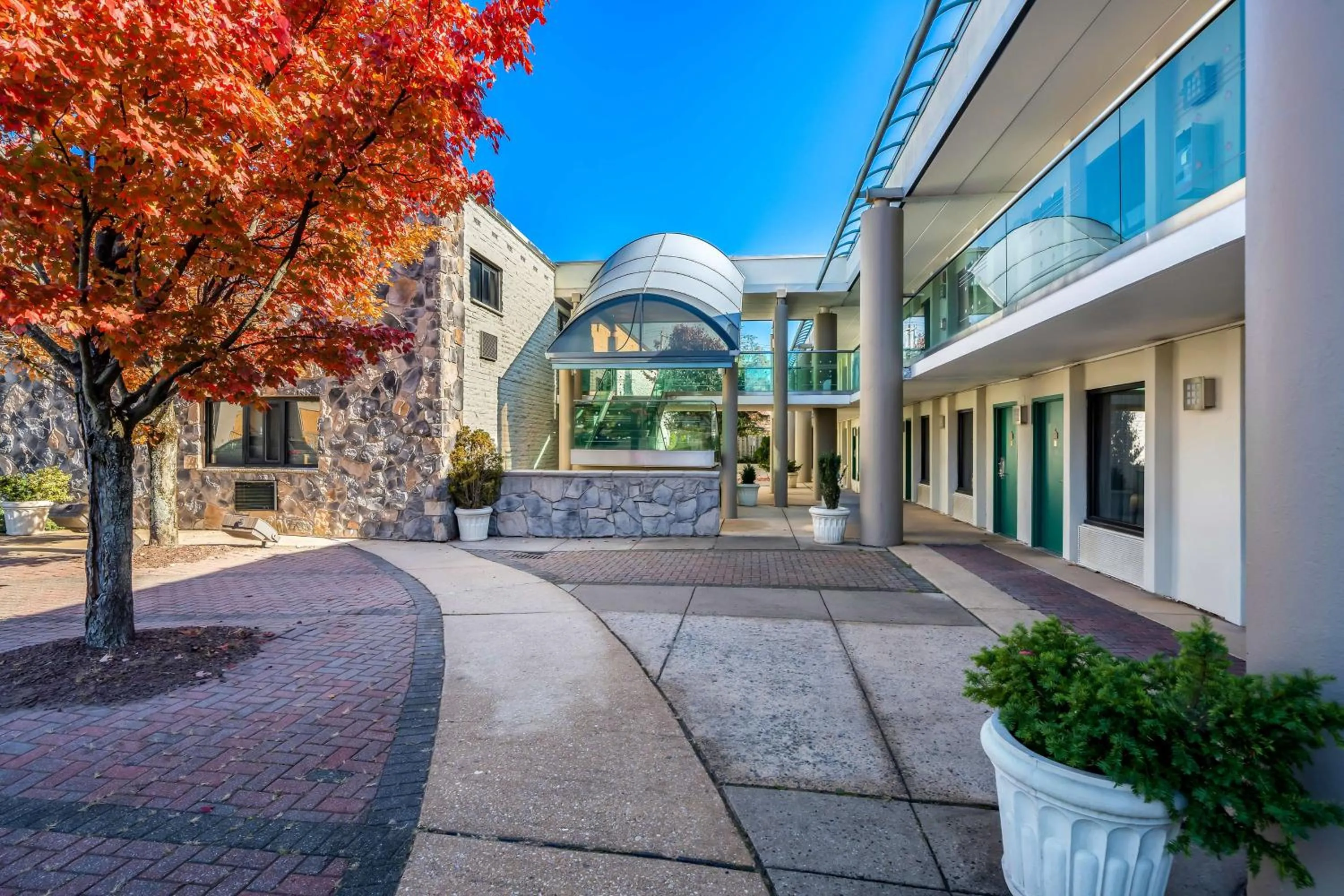 Property building in Brandywine Valley Inn SureStay Plus by Best Western