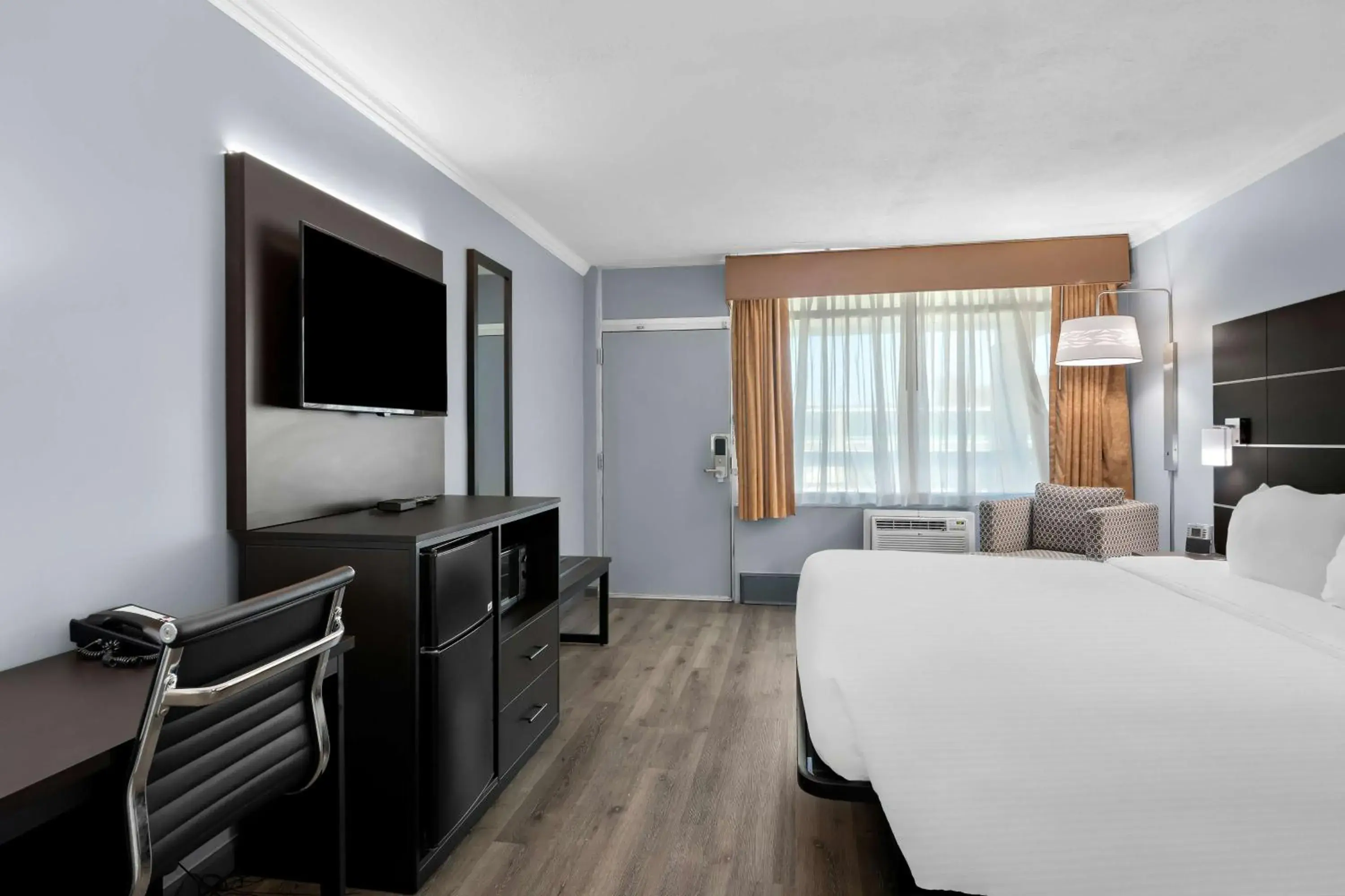 Queen Room - Disability Access Tub in Brandywine Valley Inn SureStay Plus by Best Western Queen Room - Disability Access Tub in Brandywine Valley Inn SureStay Plus by Best Western