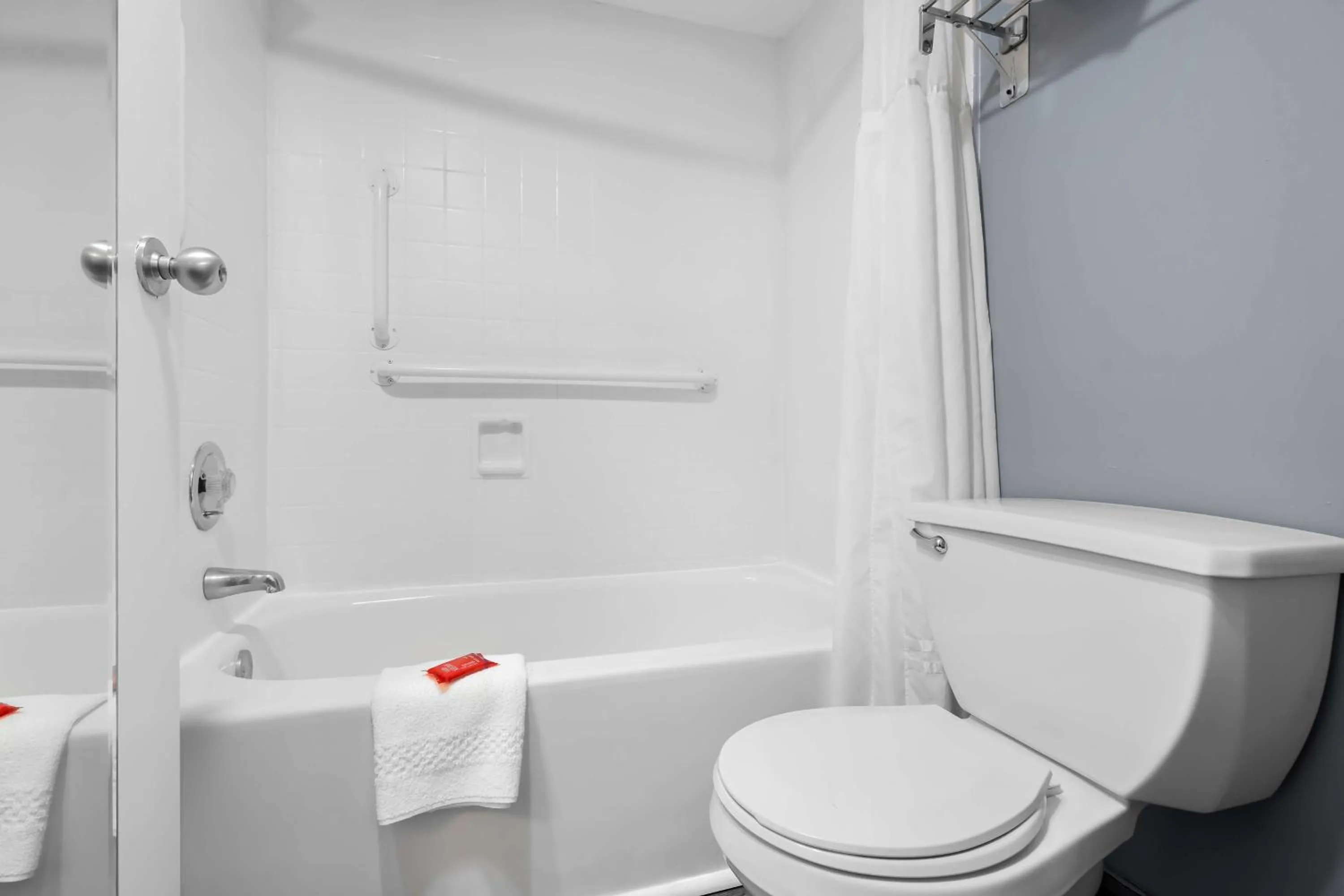 Bathroom in Brandywine Valley Inn SureStay Plus by Best Western