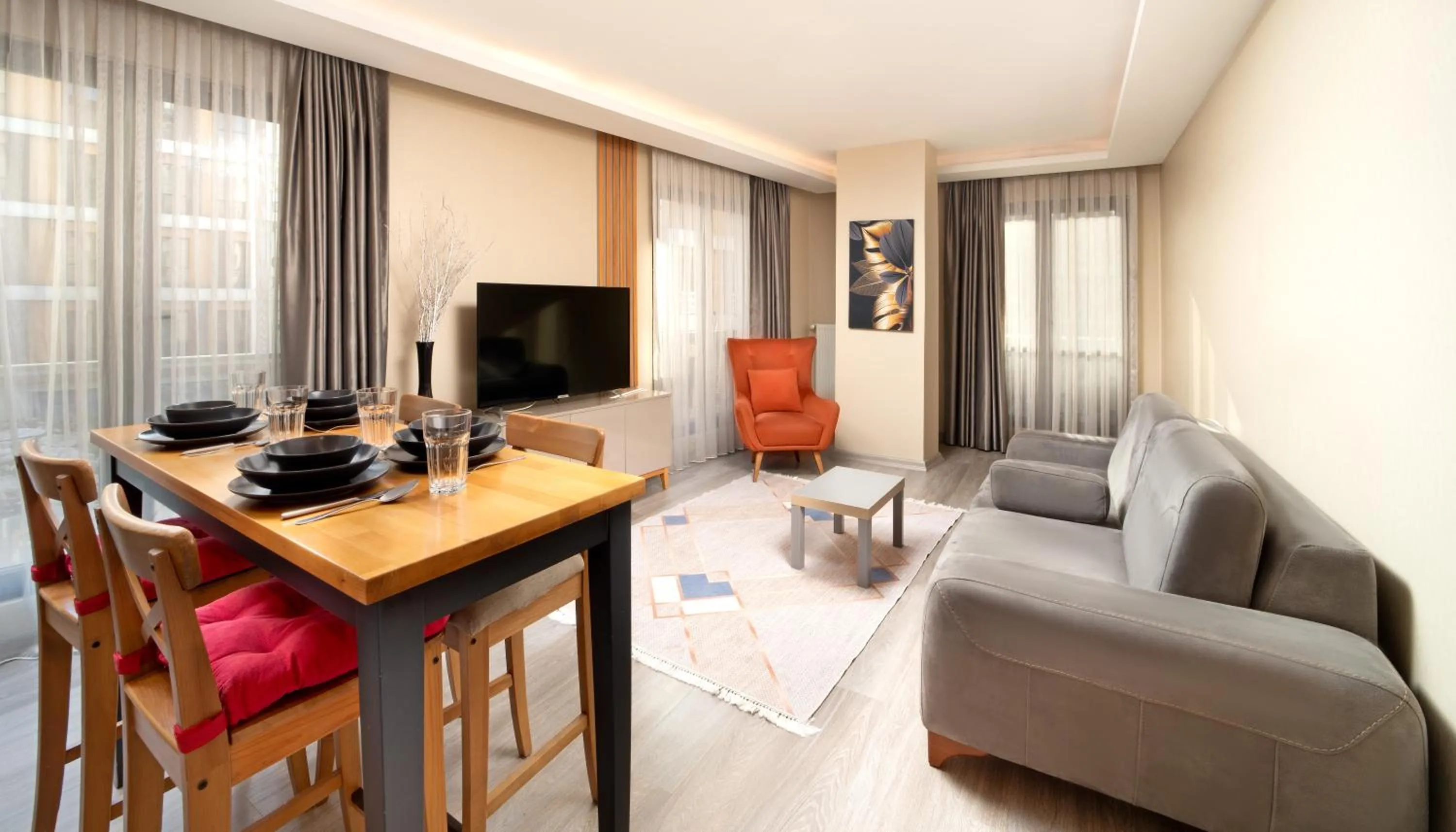 Communal lounge/ TV room in Family Time Suites Hotel