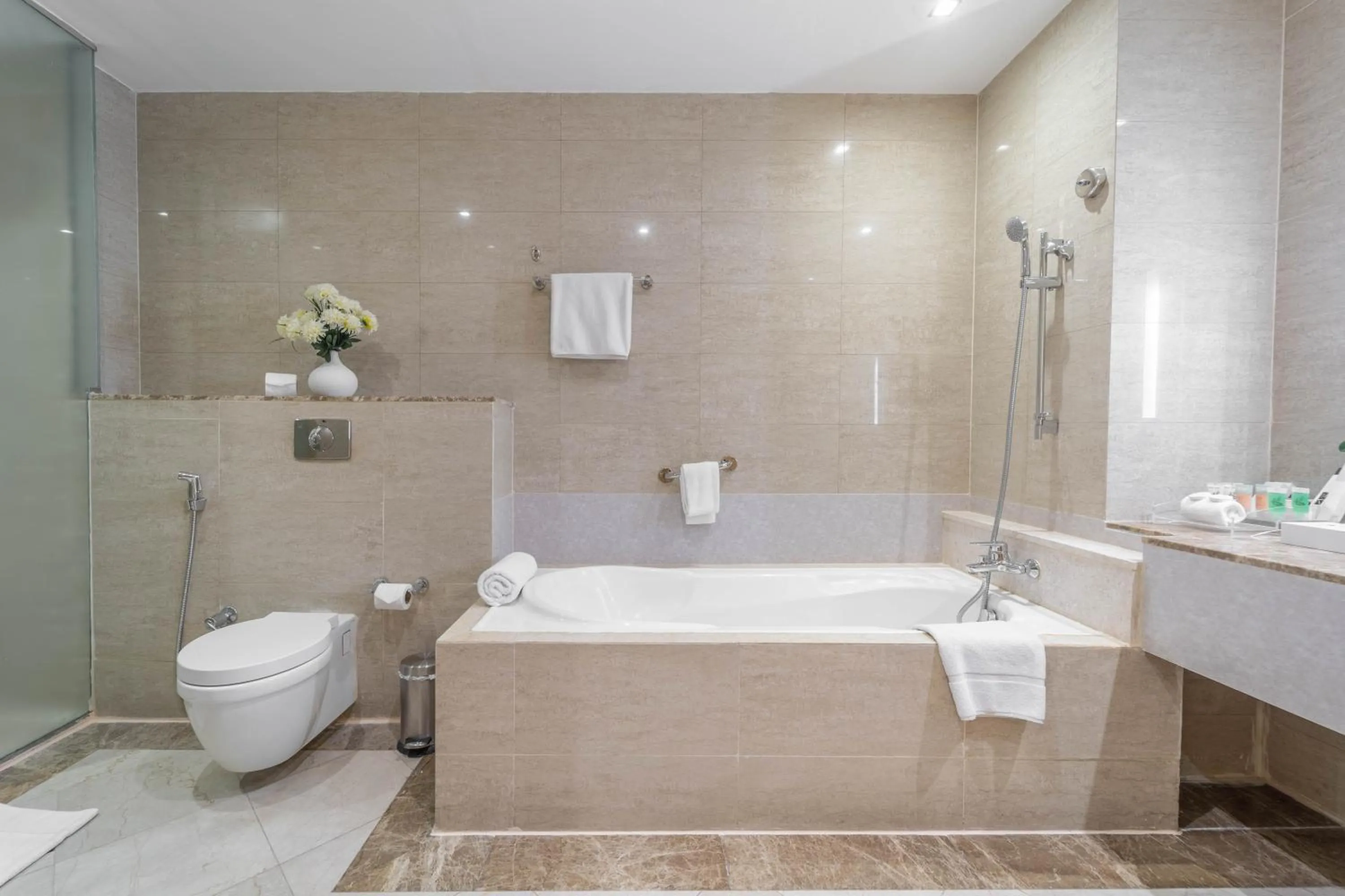 Bath in The Leela Hotel