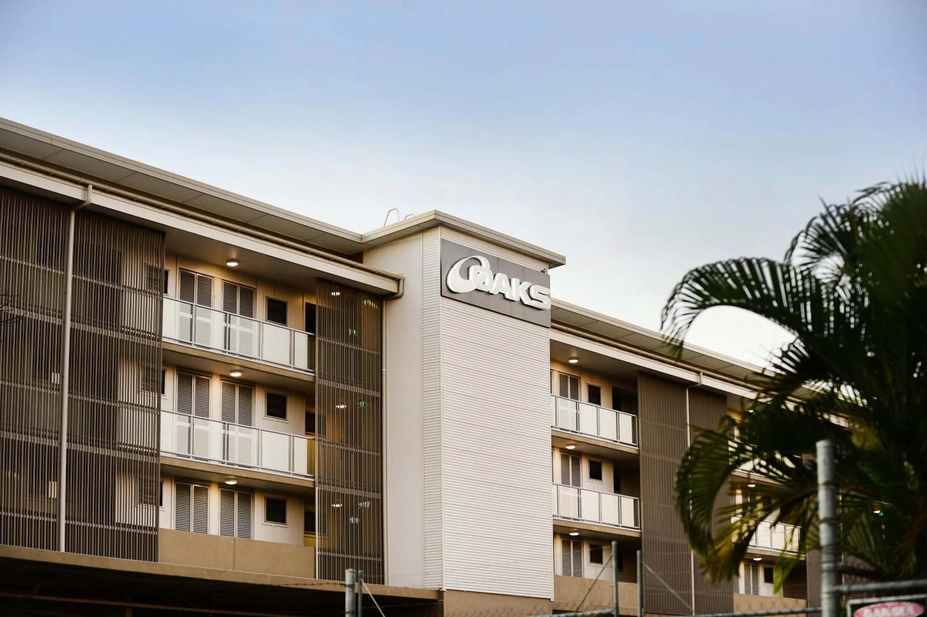 Facade/entrance in Oaks Moranbah Suites