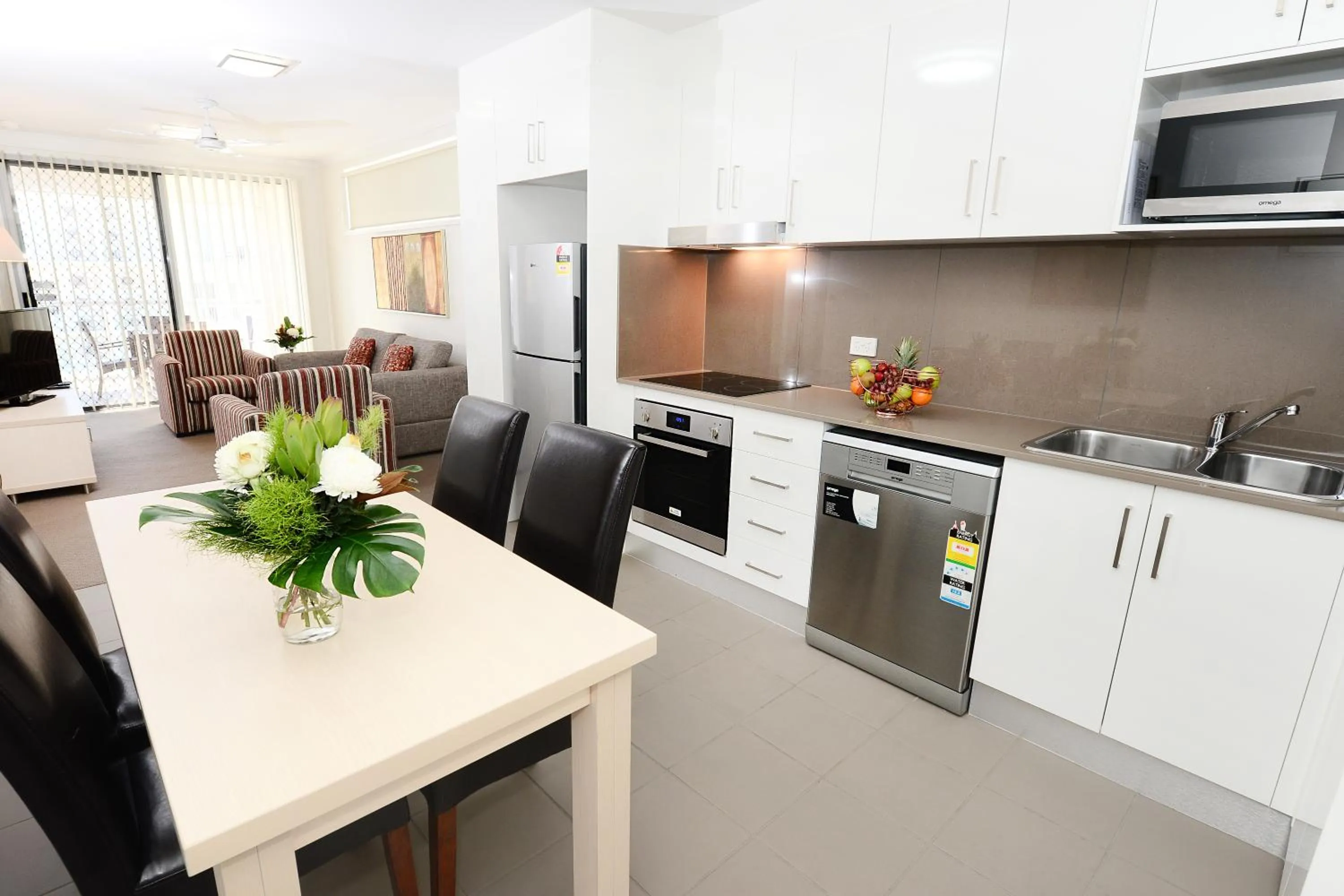 Kitchen or kitchenette in Oaks Moranbah Suites