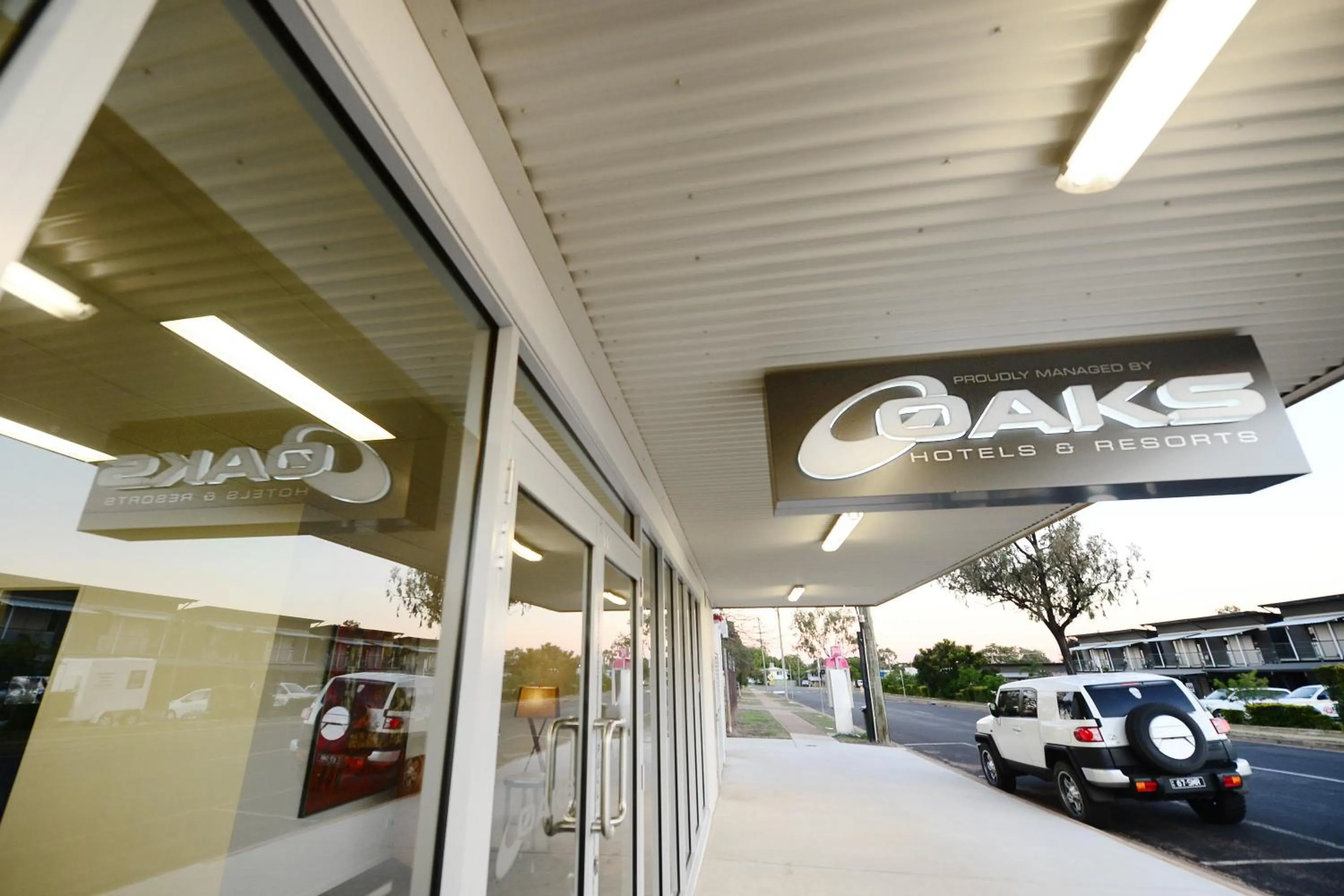 Facade/entrance in Oaks Moranbah Suites