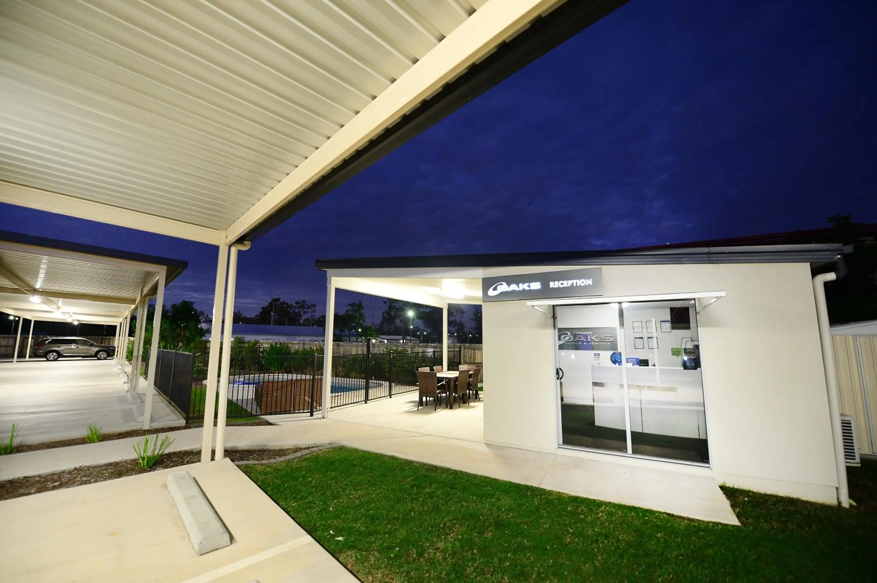 Facade/entrance in Oaks Middlemount Suites