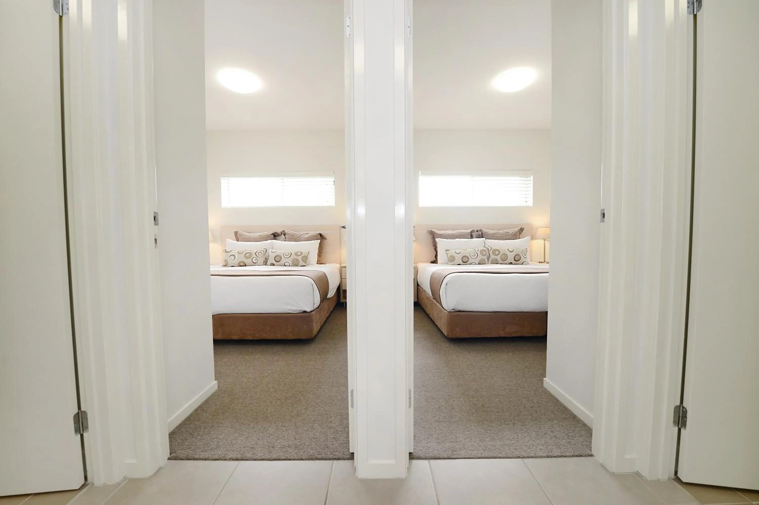 Bedroom, Bed in Oaks Middlemount Suites