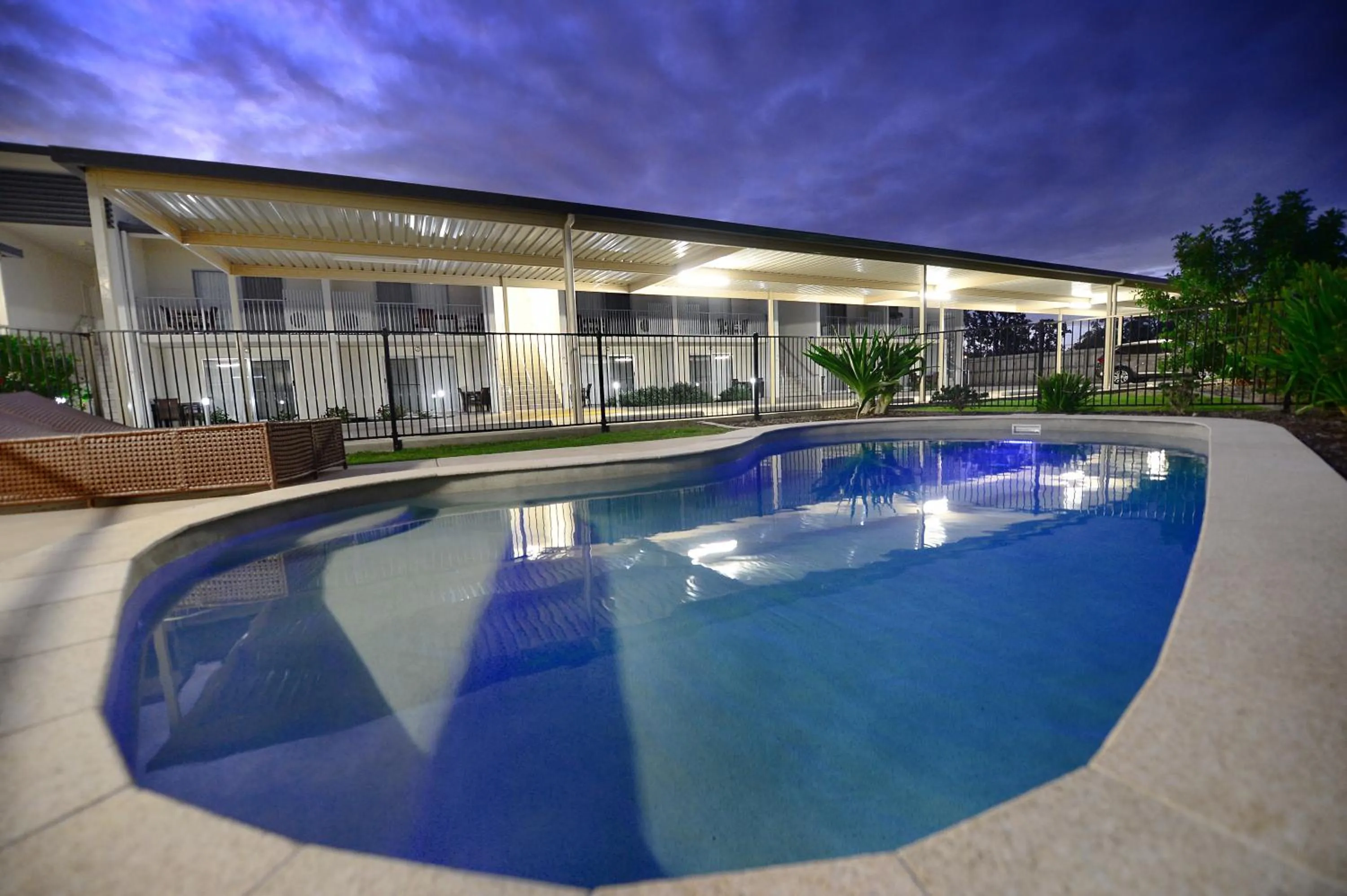 Swimming pool in Oaks Middlemount Suites