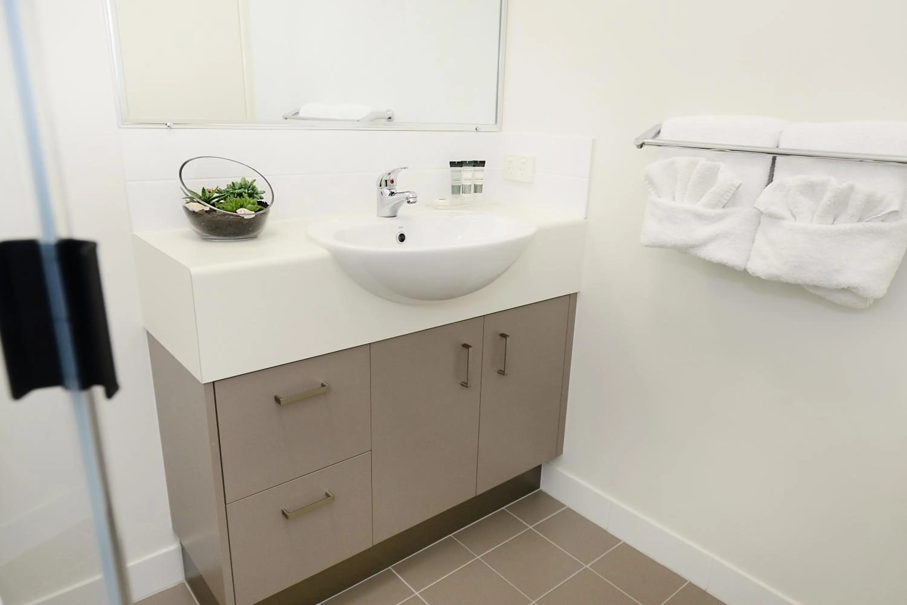 Bathroom in Oaks Middlemount Suites