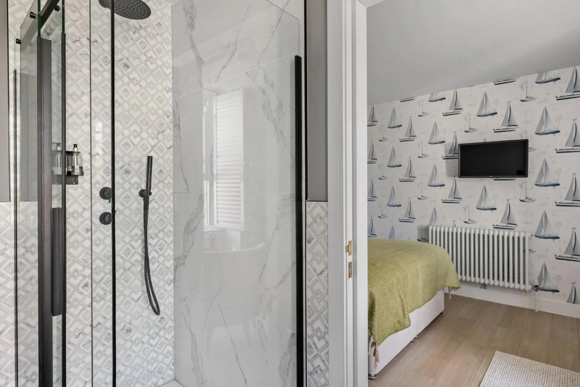 Shower, Bed in Leader Suite - Sea View - Free Wi-Fi