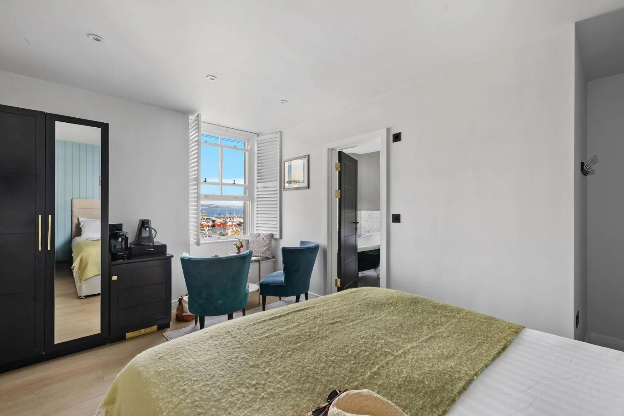 Bed in Leader Suite - Sea View - Free Wi-Fi