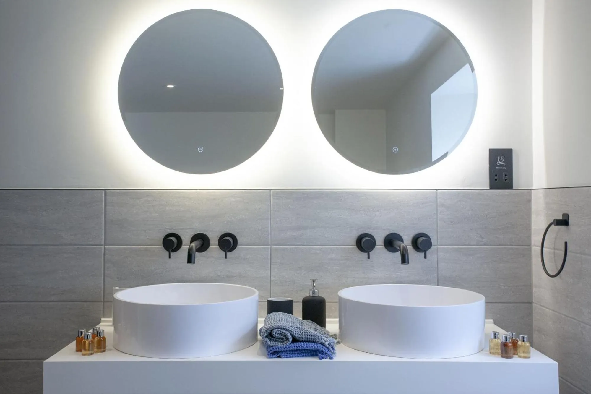 Bathroom in Pilgrim Suite - Sea View - Free Wi-Fi