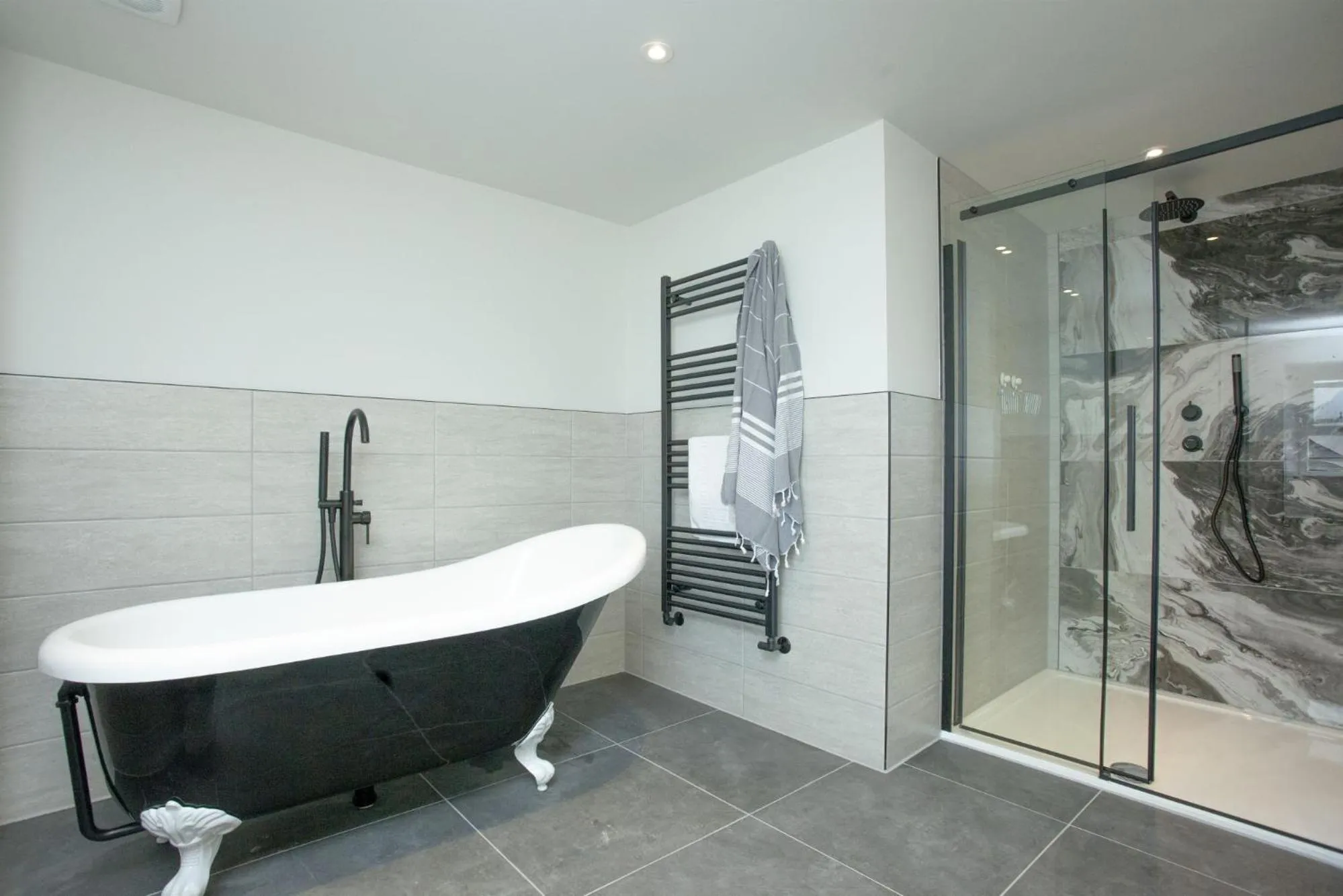 Shower in Pilgrim Suite - Sea View - Free Wi-Fi