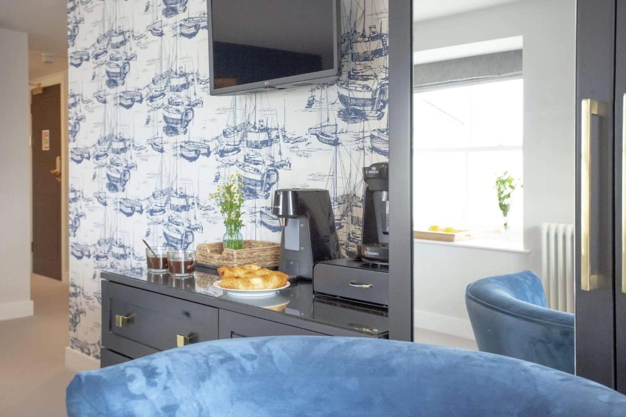 TV and multimedia in Pilgrim Suite - Sea View - Free Wi-Fi