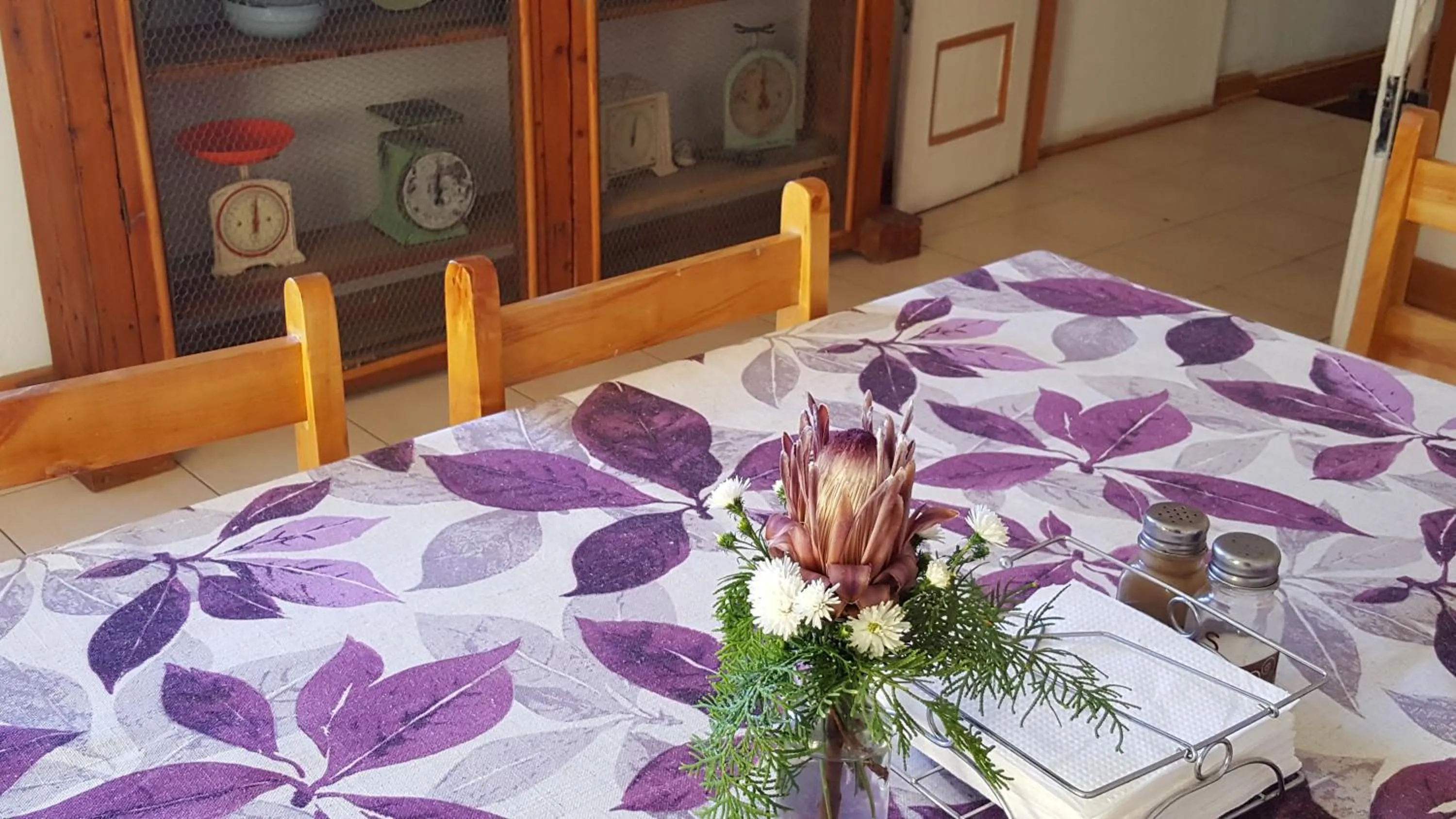 Dining area, Bed in Camdeboo Cottages