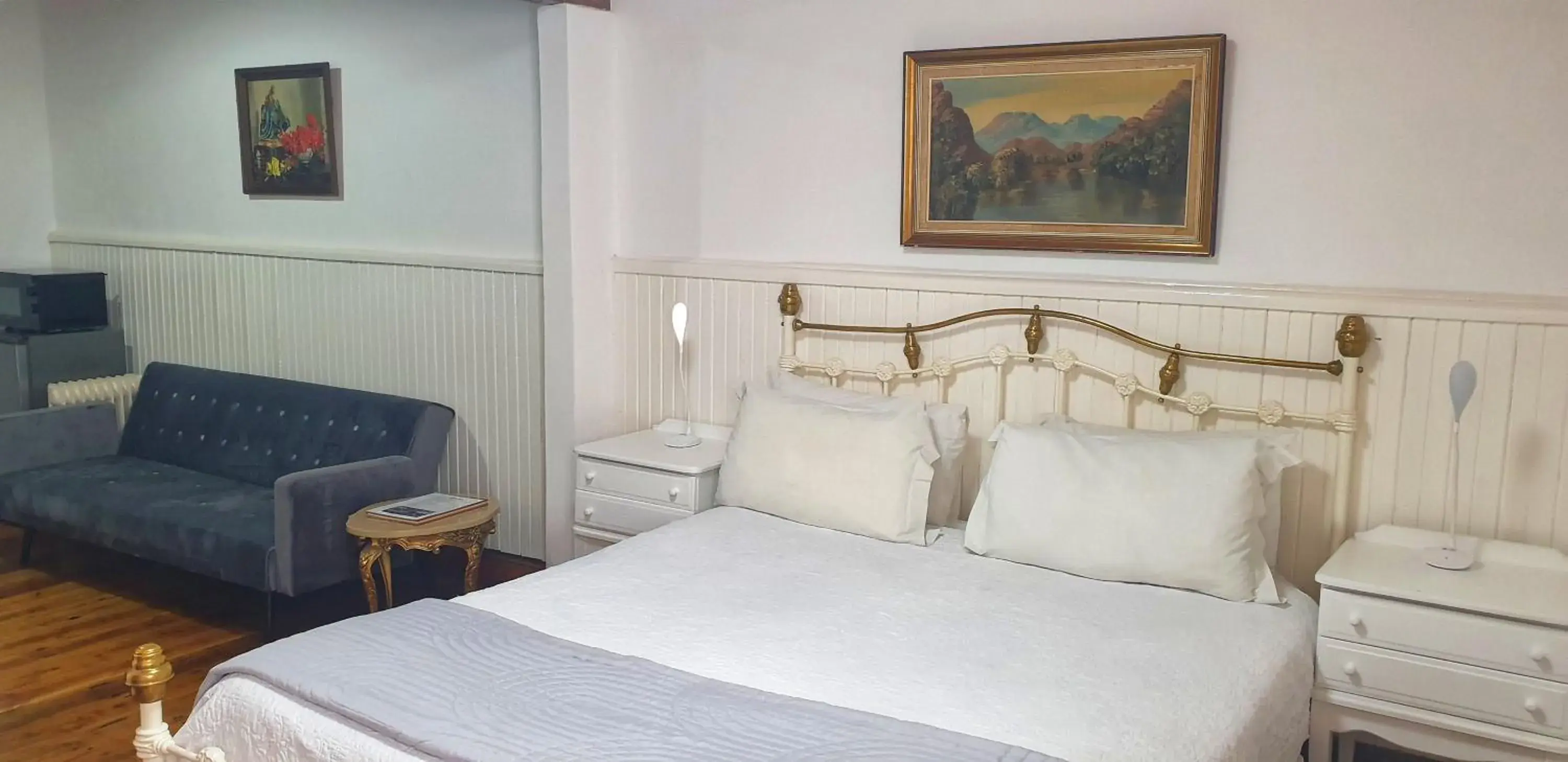 Two-Bedroom Cottage (4 Single Beds) in Camdeboo Cottages Two-Bedroom Cottage (4 Single Beds) in Camdeboo Cottages