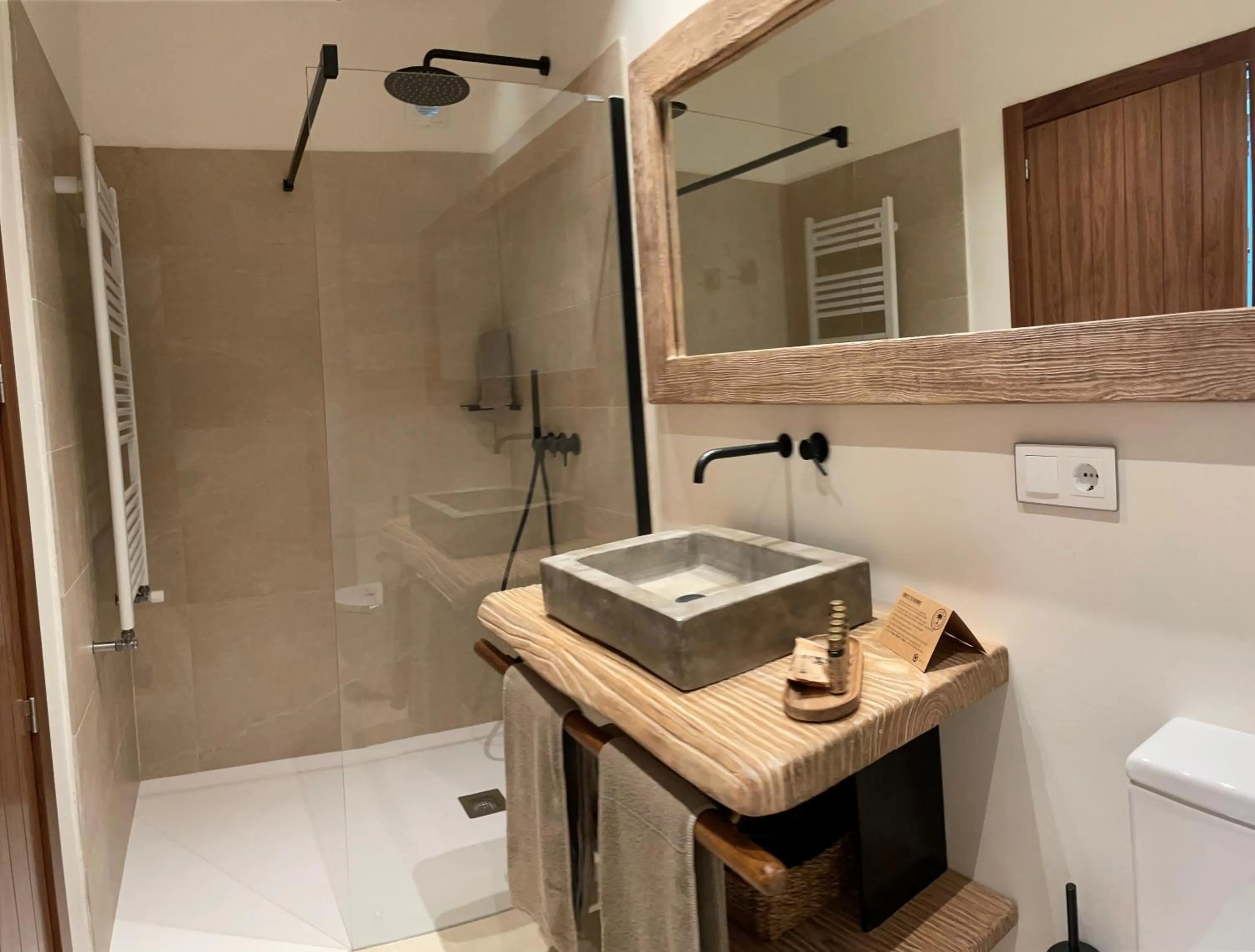 Shower in Masia Santa Llúcia