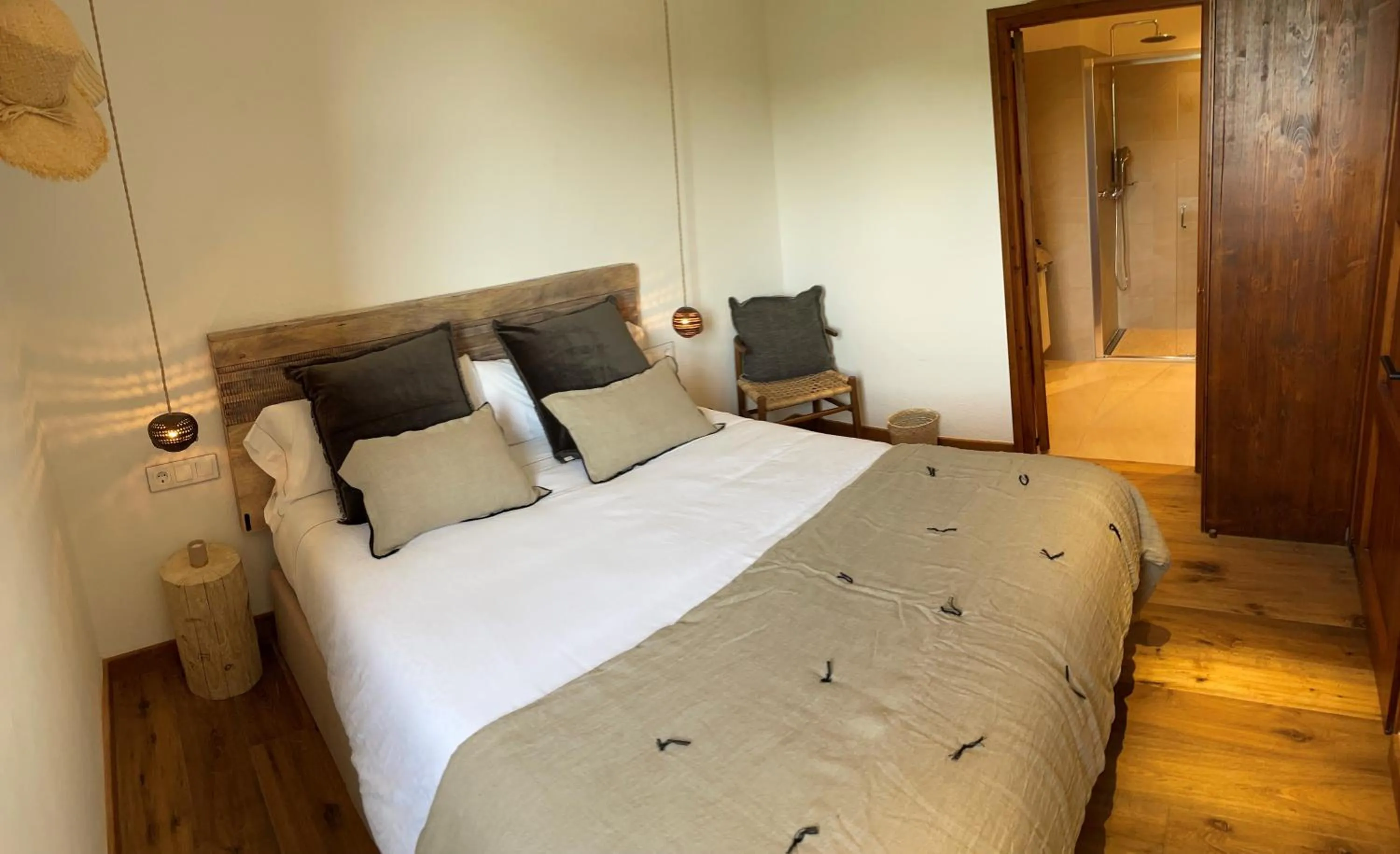 Bedroom, Bed in Masia Santa Llúcia