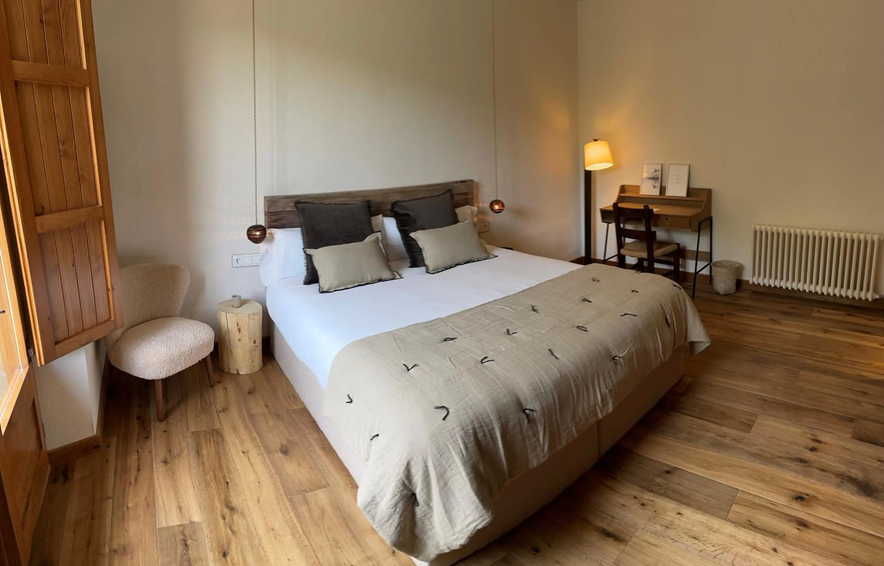 Photo of the whole room, Bed in Masia Santa Llúcia