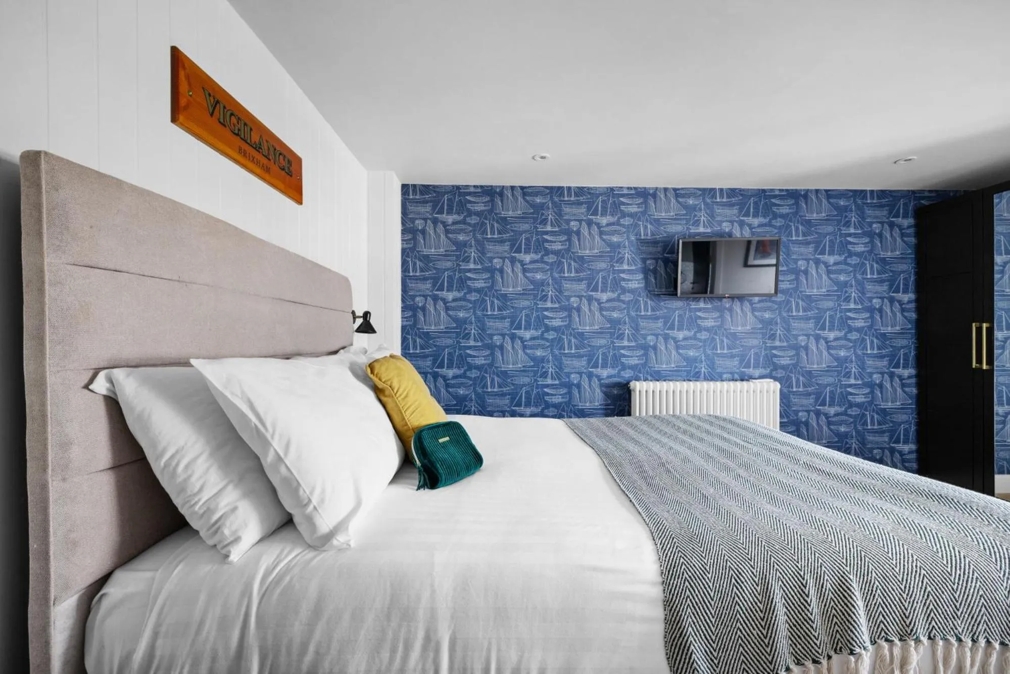 Bed in Vigilance Suite - Free Wi-Fi - Sea View