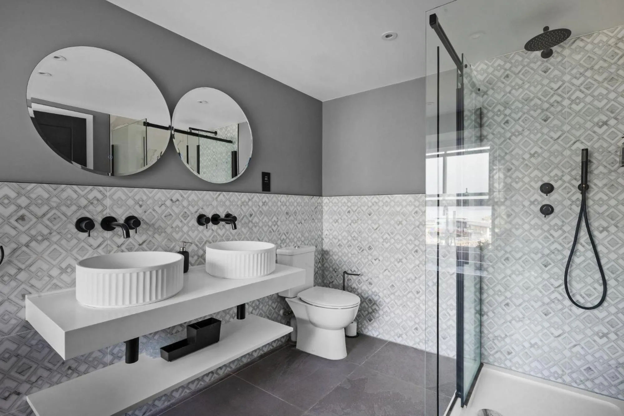 Shower in Vigilance Suite - Free Wi-Fi - Sea View