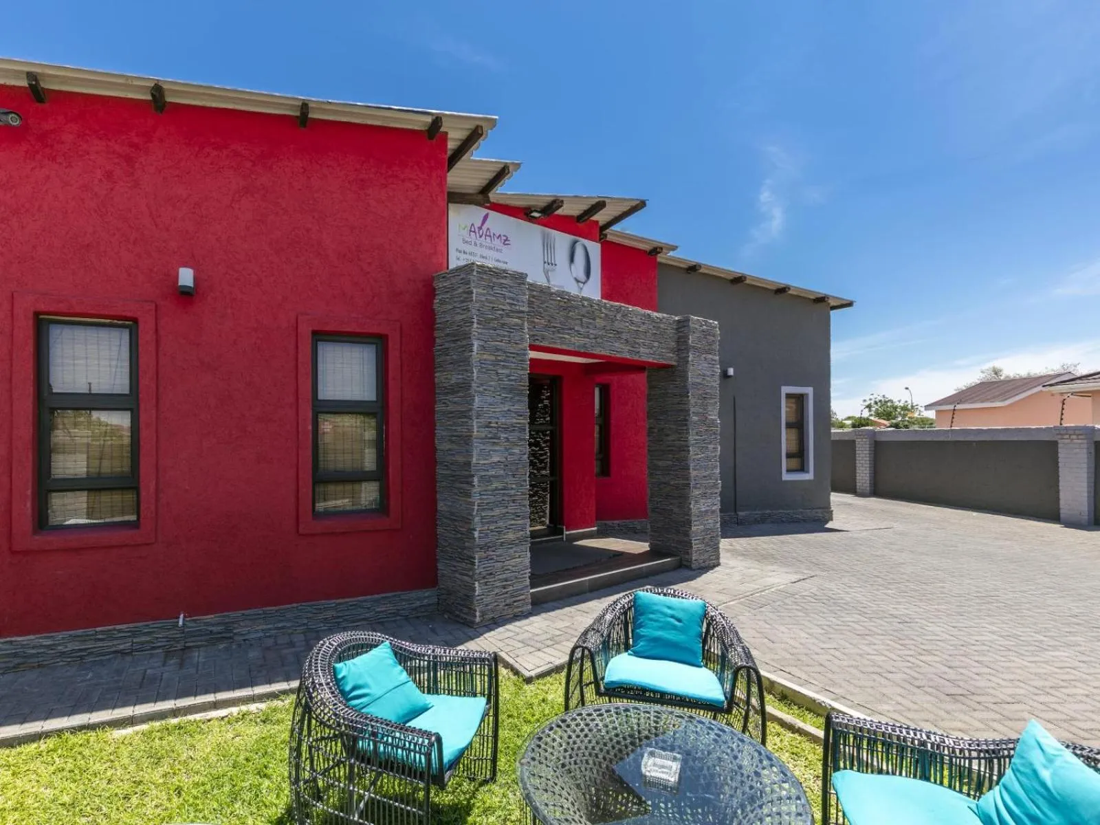 Property building in Madamz Bed & Breakfast