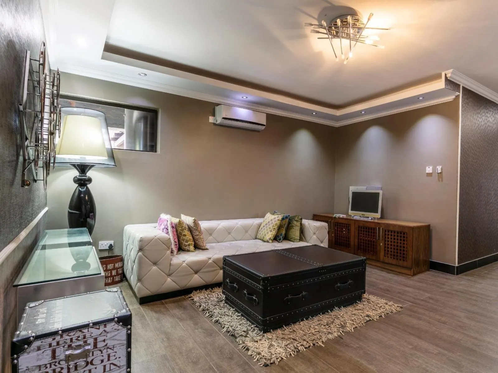 Communal lounge/ TV room in Madamz Bed & Breakfast