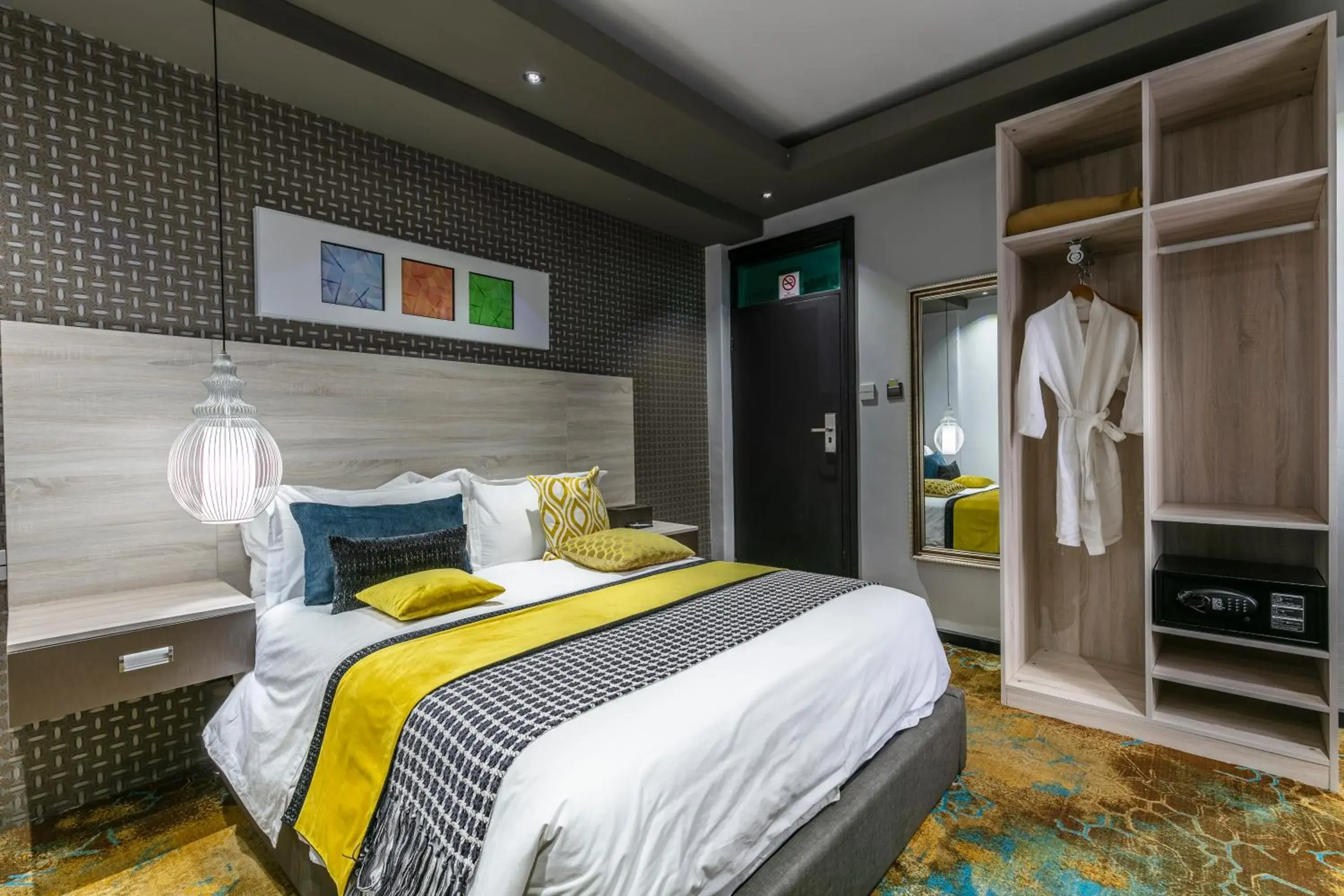 Queen Room in Madamz Bed & Breakfast Queen Room in Madamz Bed & Breakfast