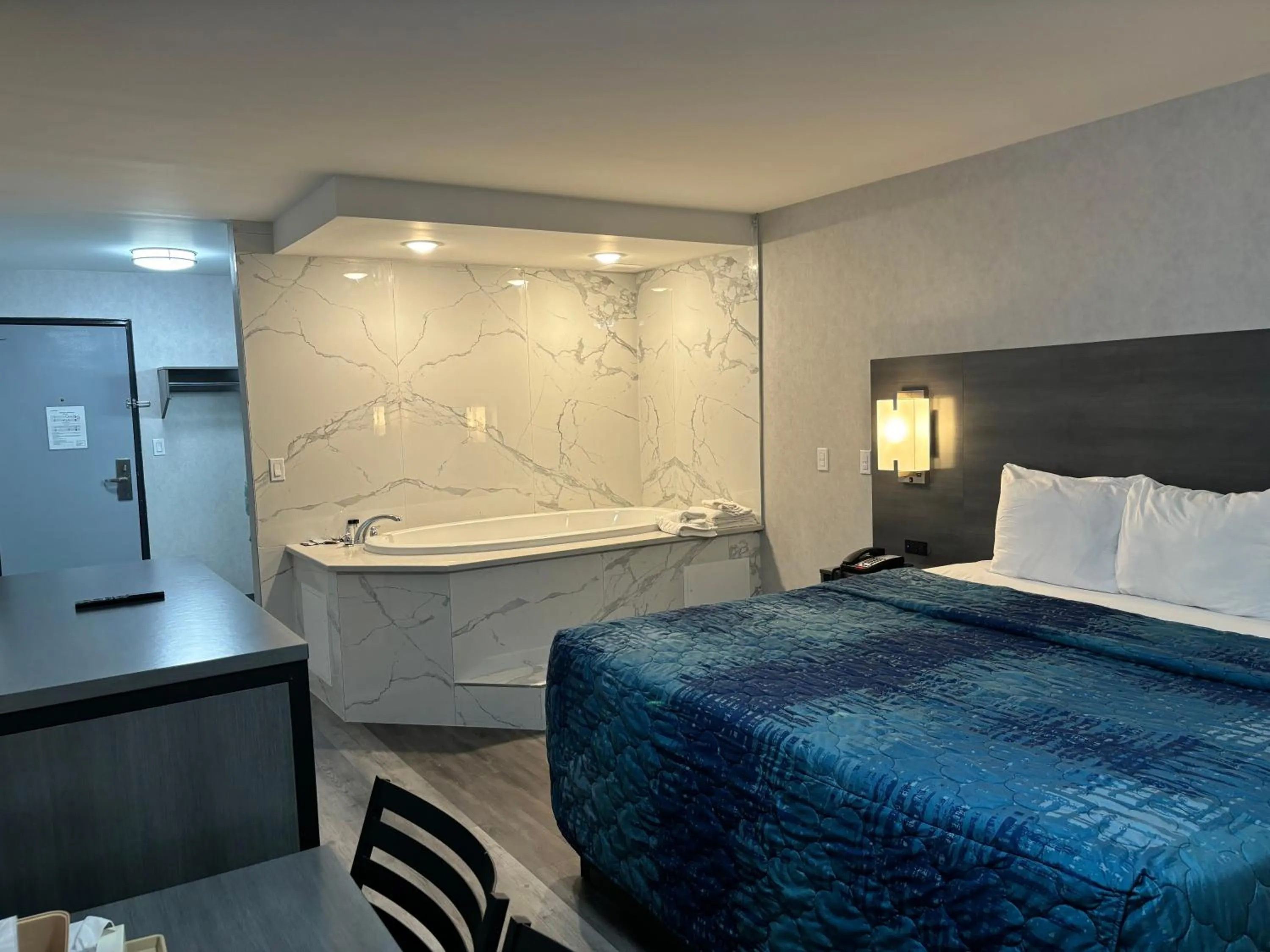 Hot Tub, Bed in The Wayne Inn