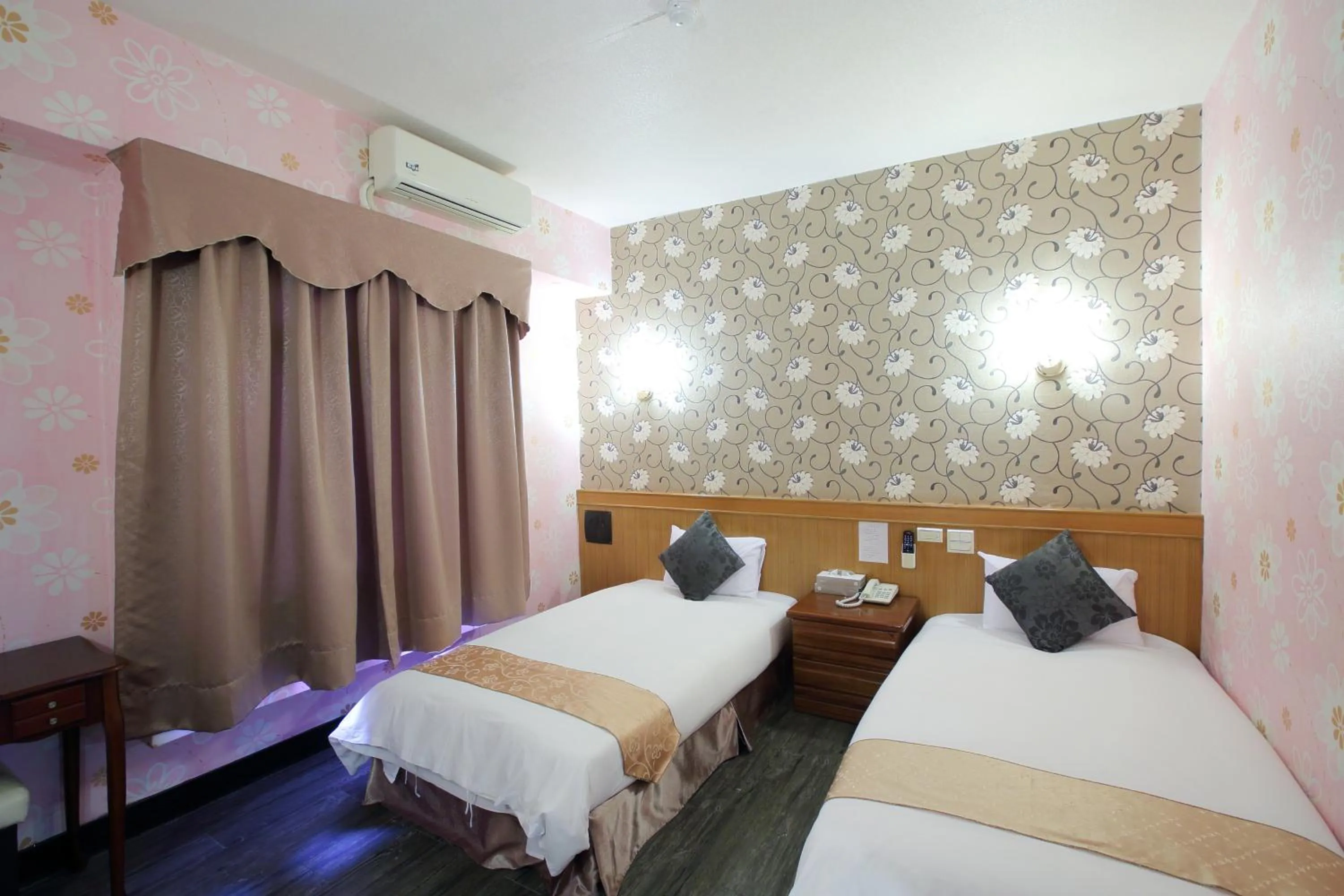 Bed in Chiayi Crown Hotel