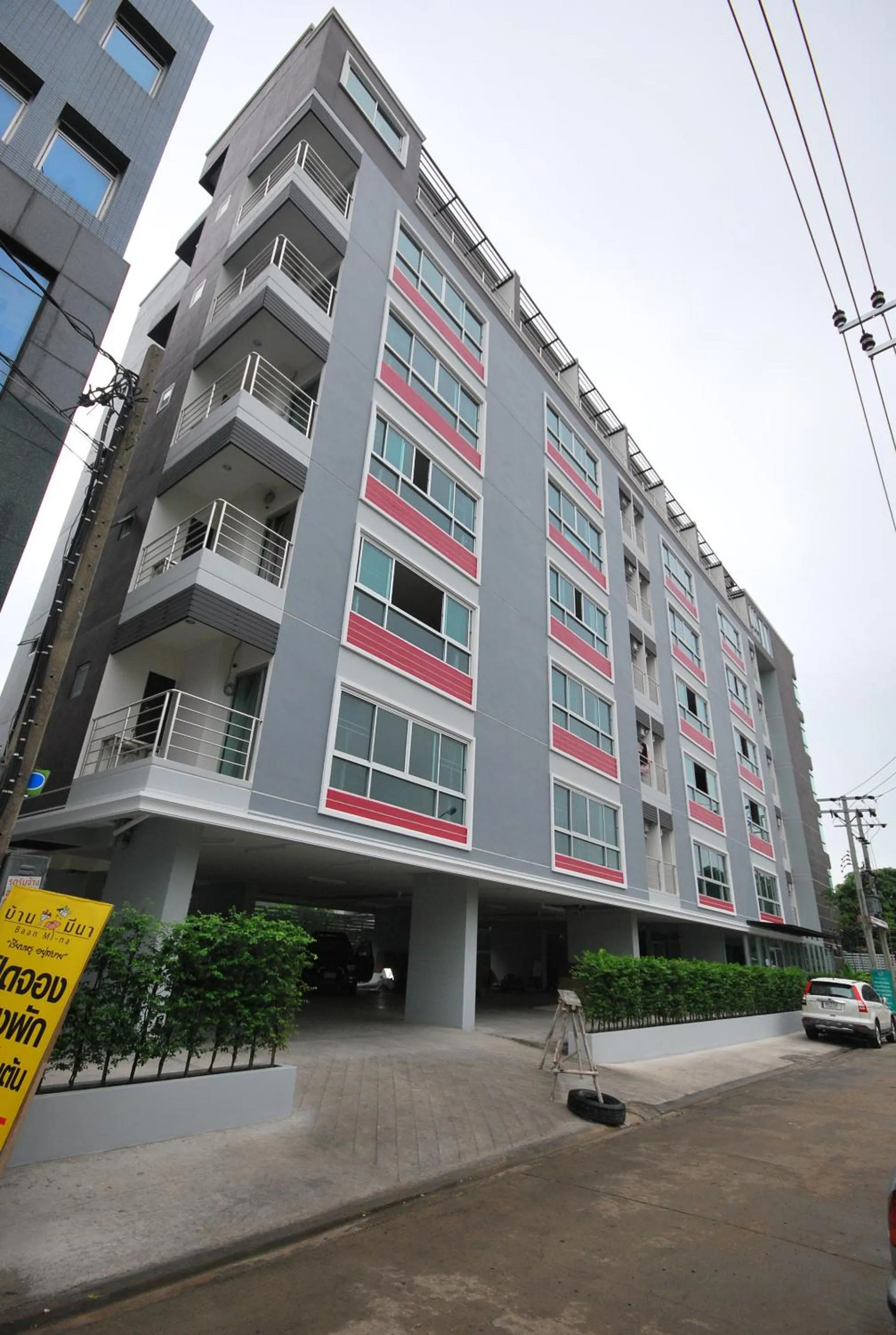 Facade/entrance in Baan Mina